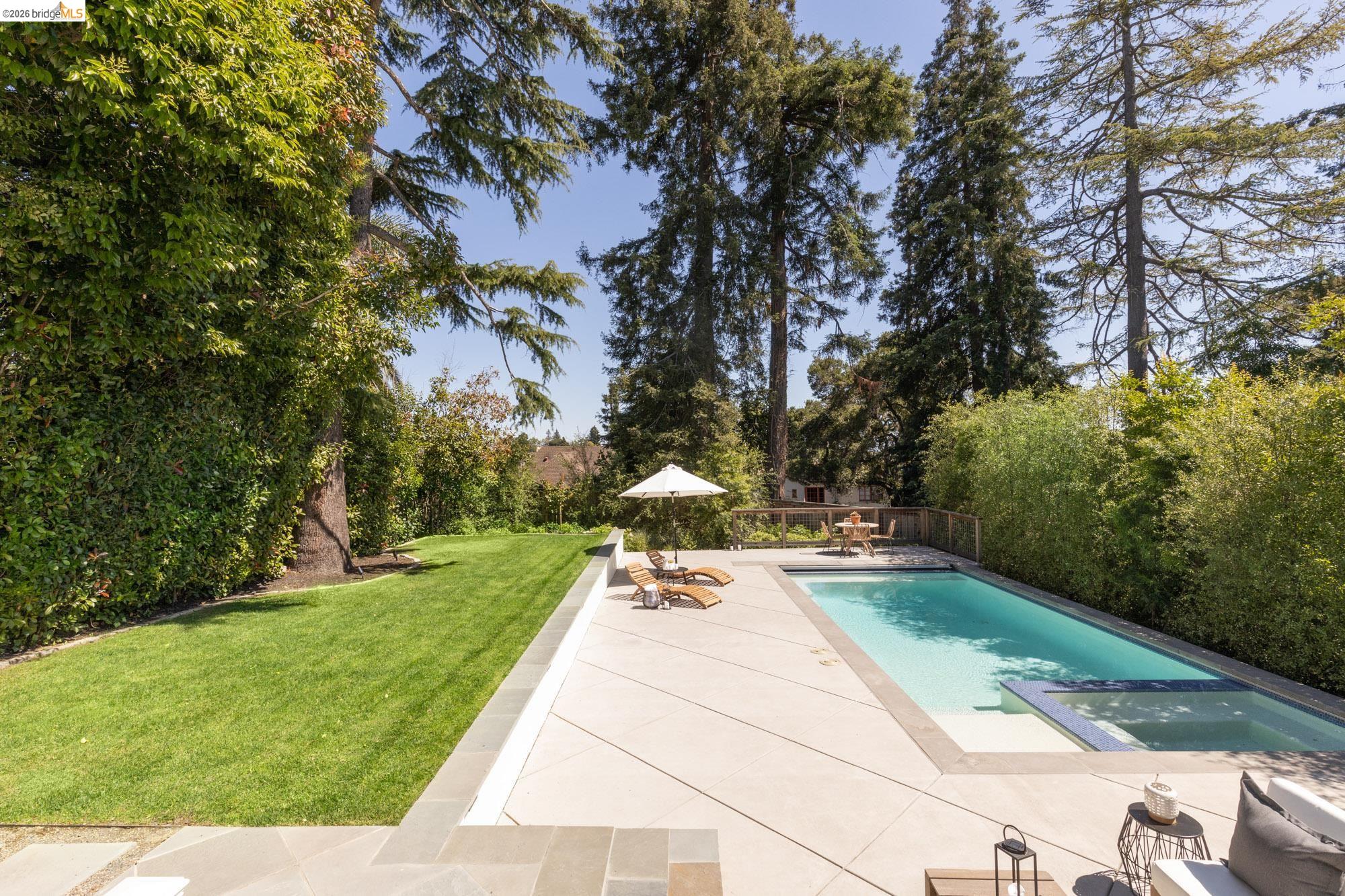 1115 Clarendon Cres