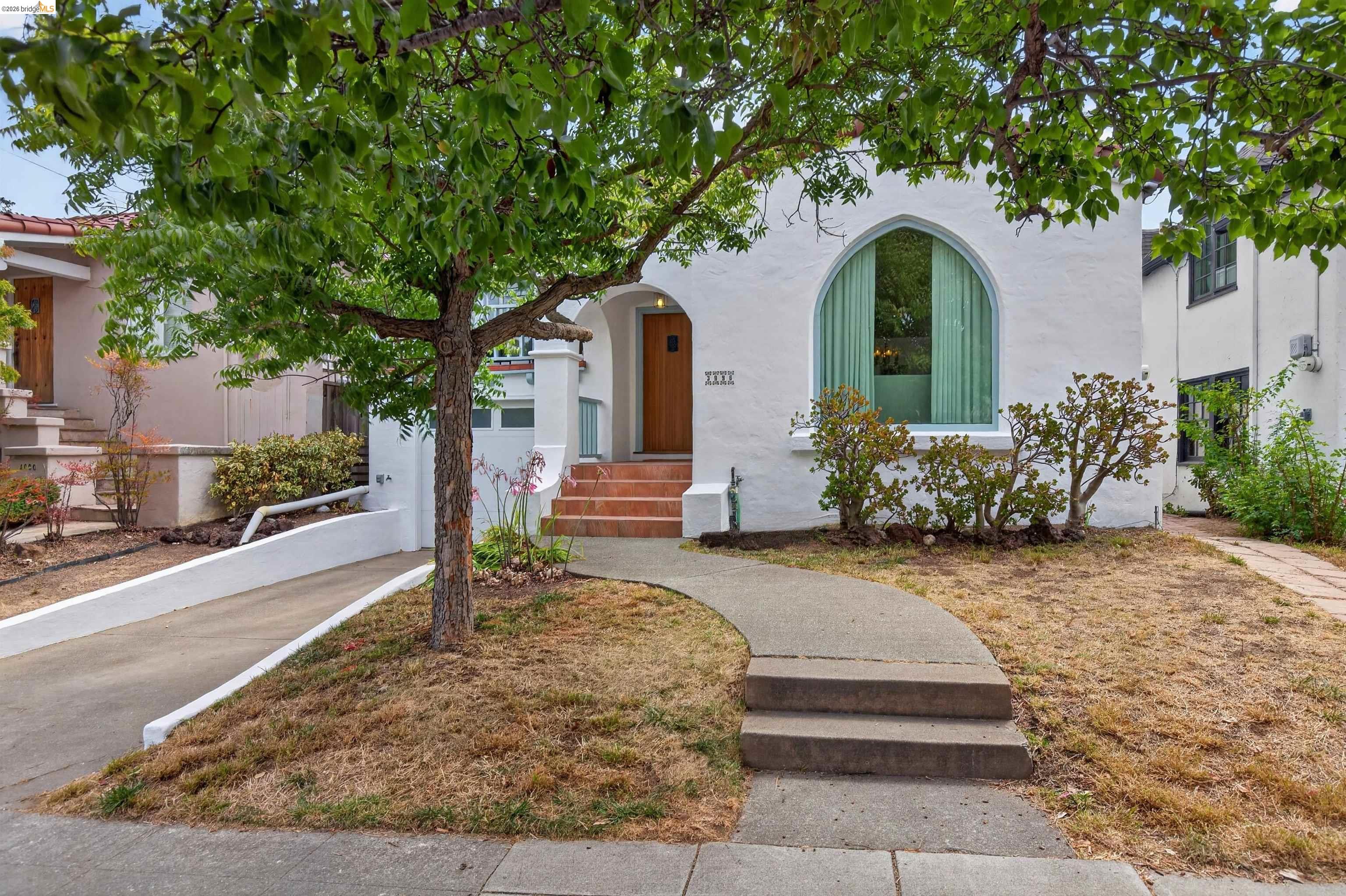 3996 Oakmore Rd