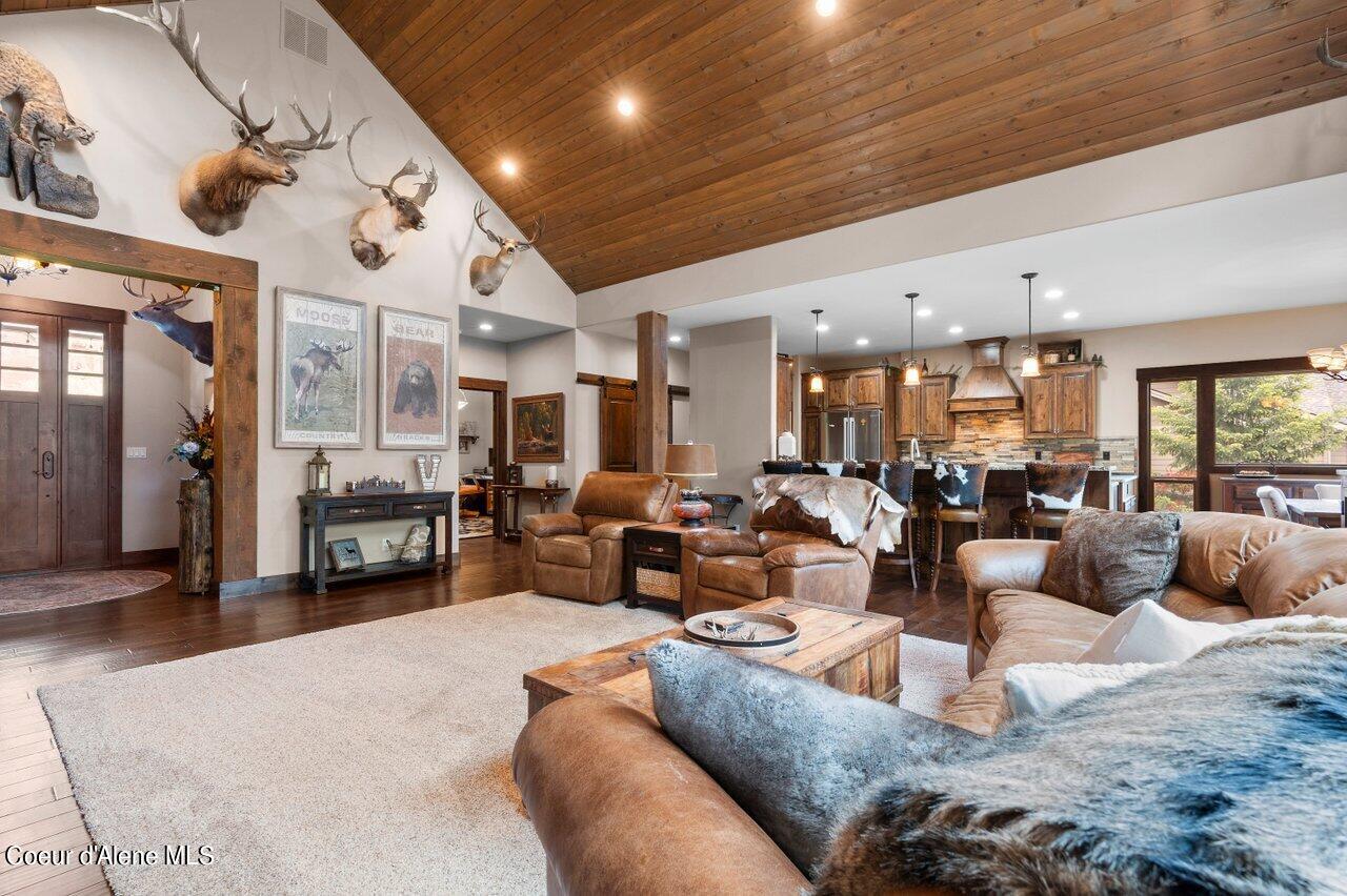 1510 E CHANTICLEER CT