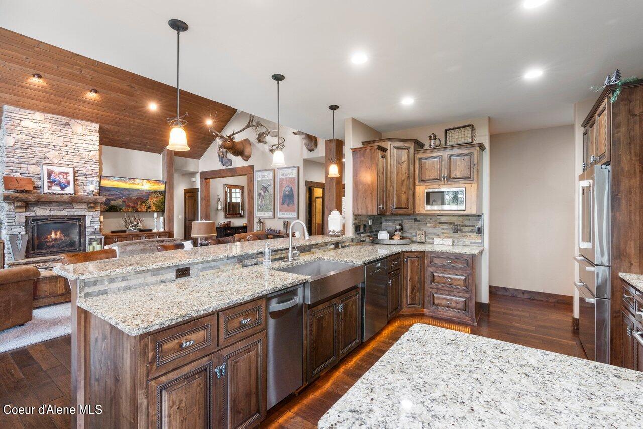 1510 E CHANTICLEER CT