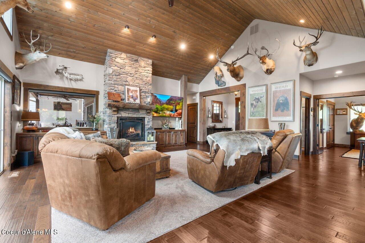 1510 E CHANTICLEER CT