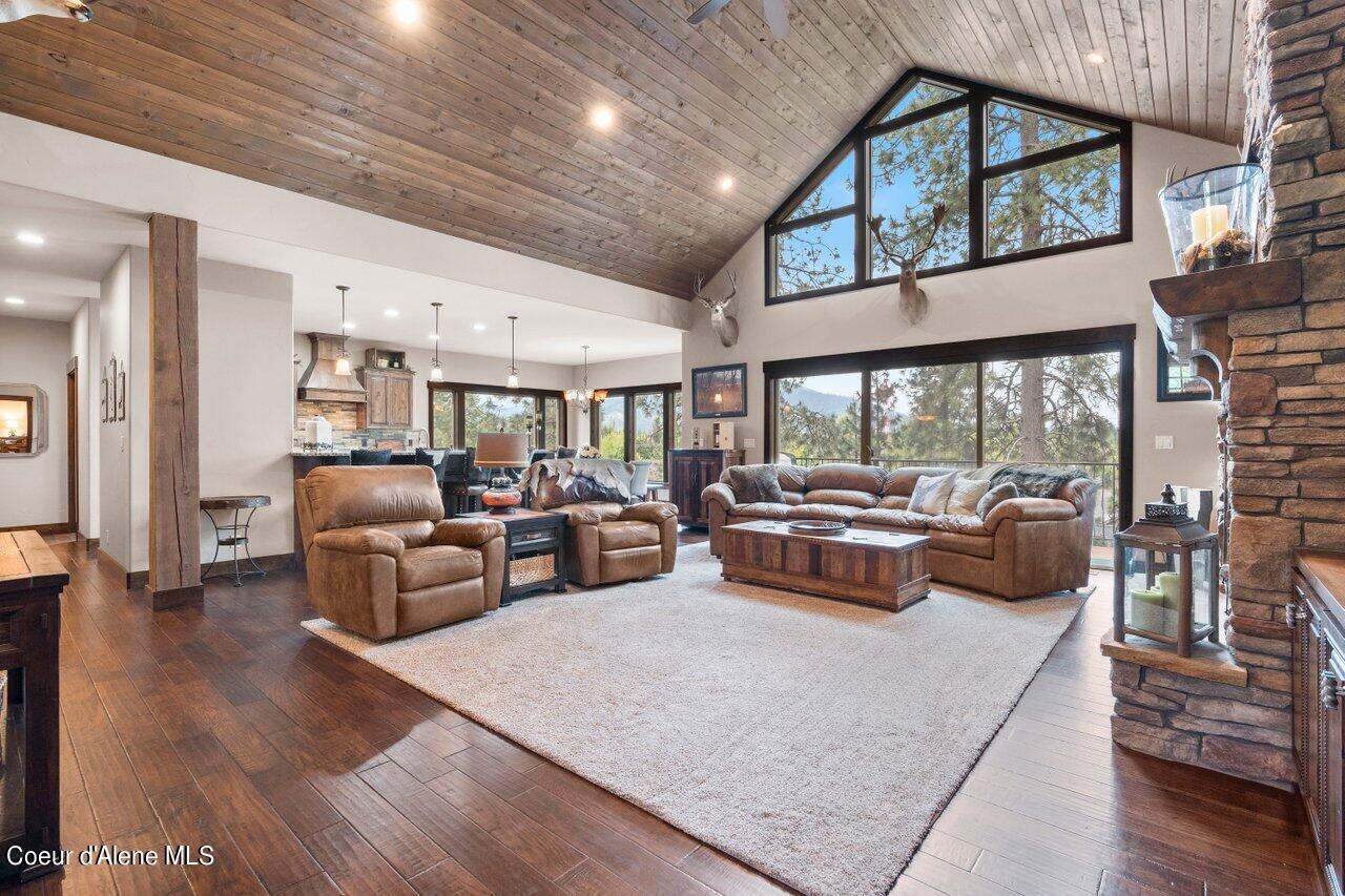 1510 E CHANTICLEER CT