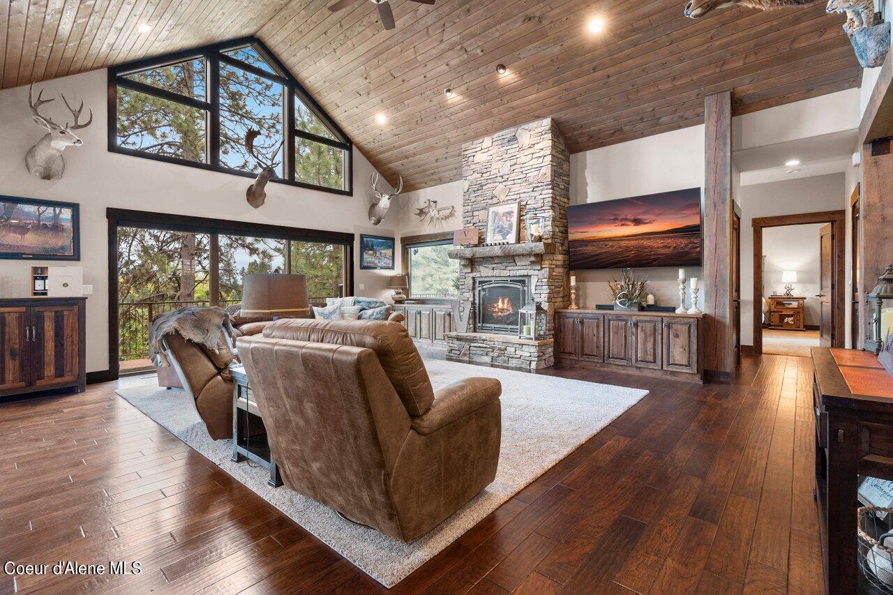 1510 E CHANTICLEER CT