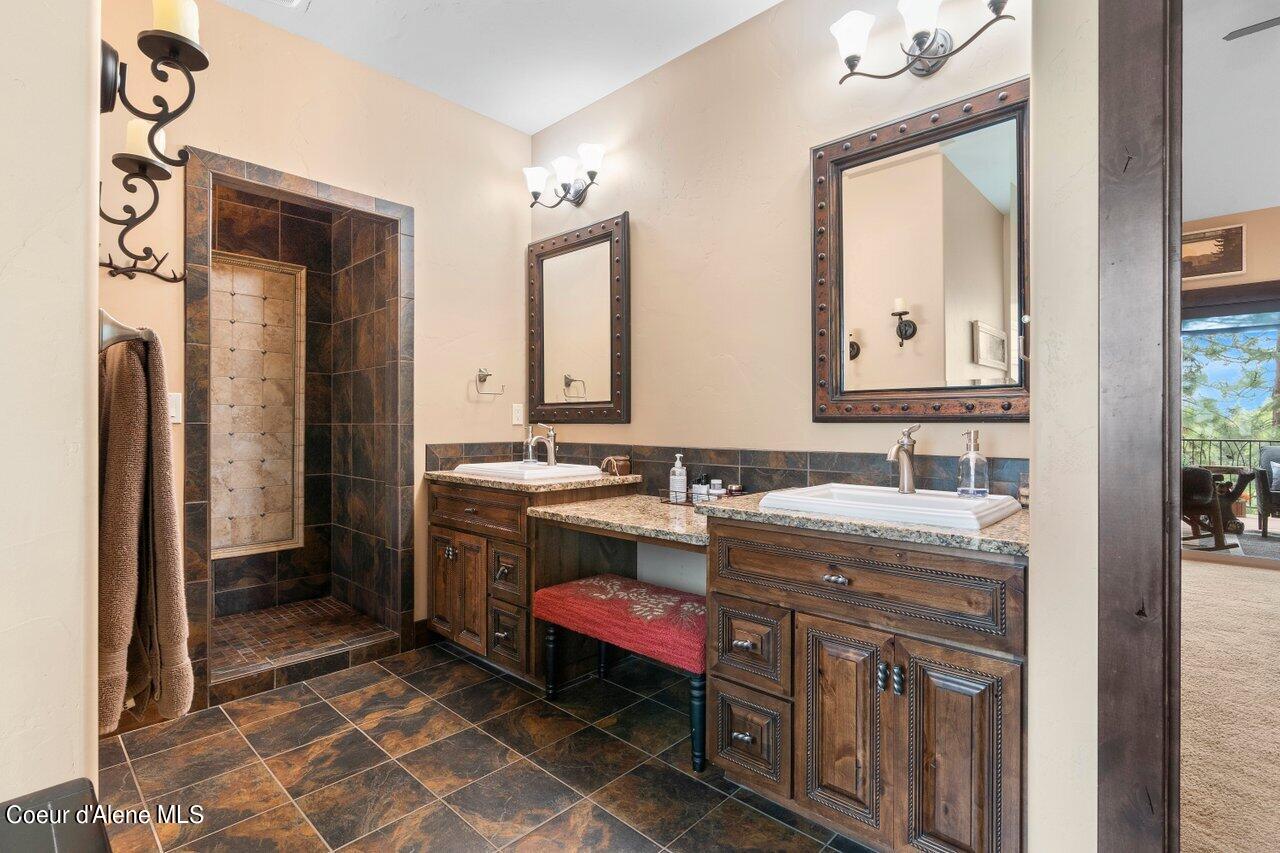 1510 E CHANTICLEER CT