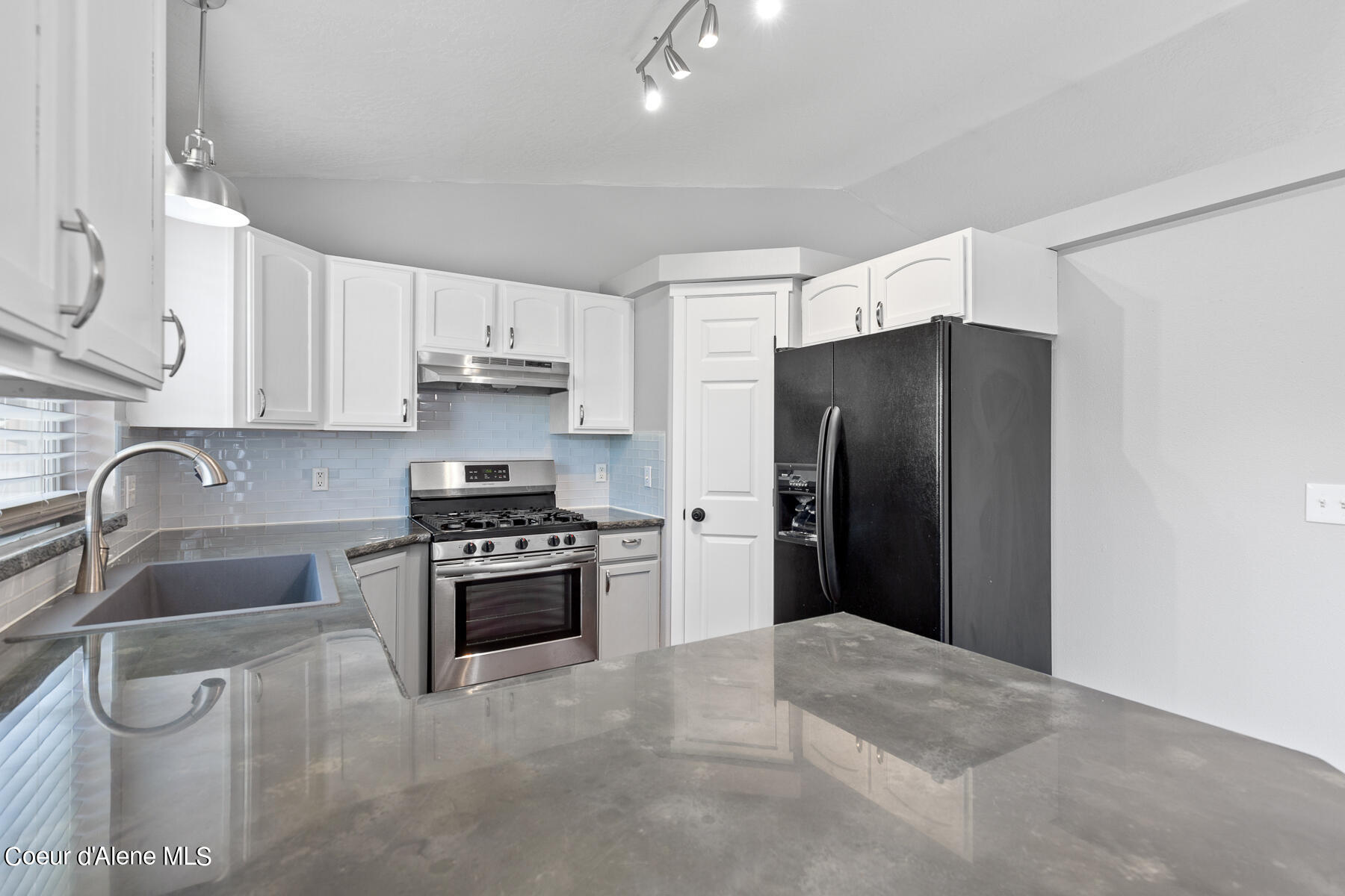 2980 N TREATY ROCK BLVD