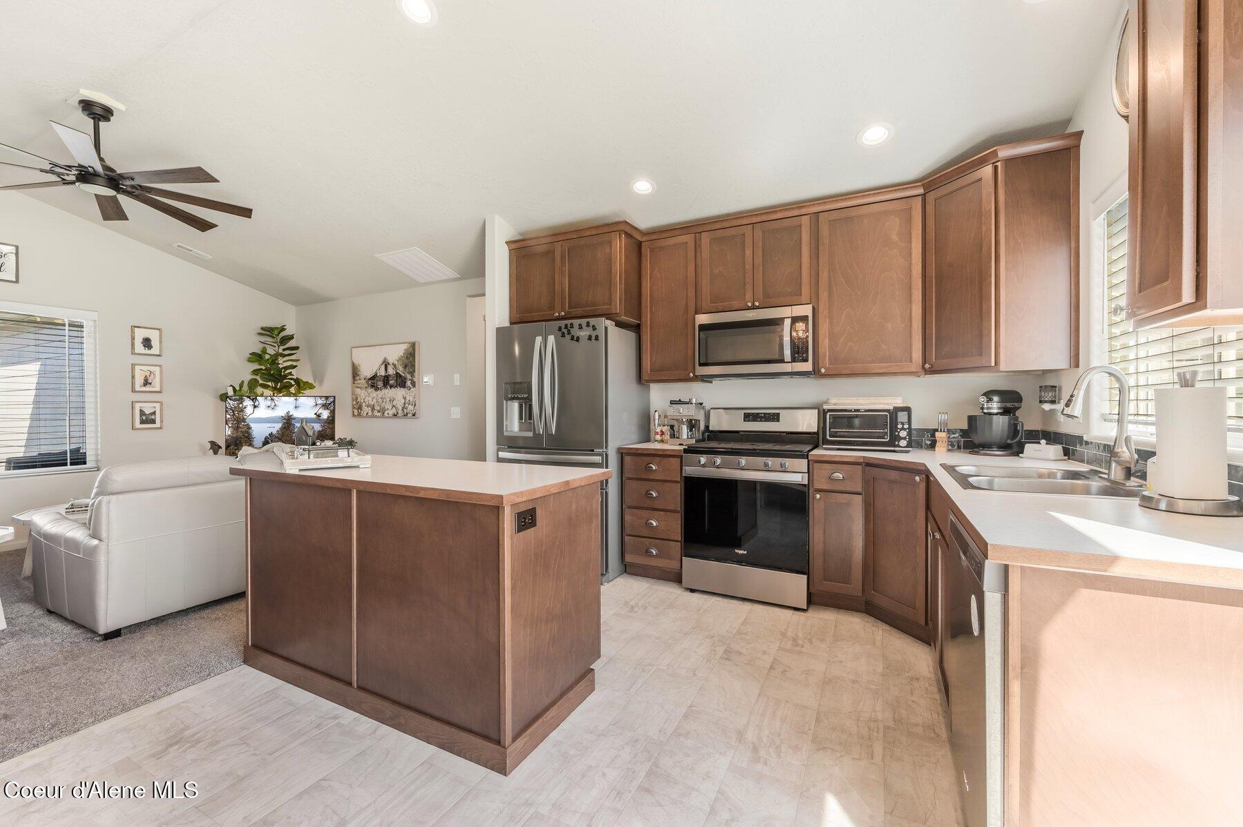 892 E Allenby Ct