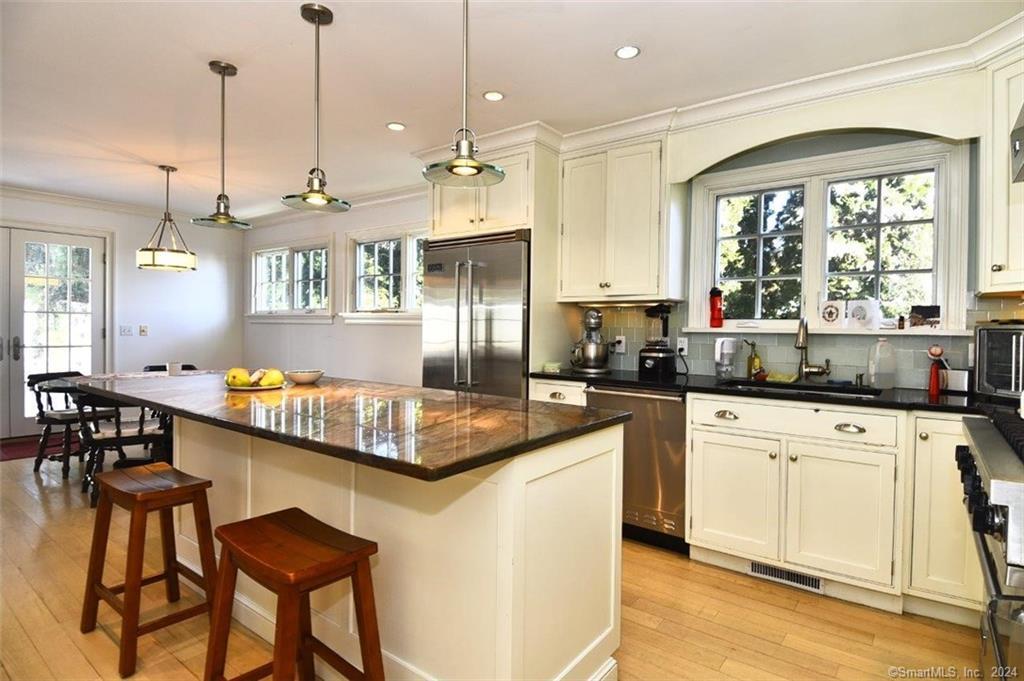 4 Compo Hill Avenue