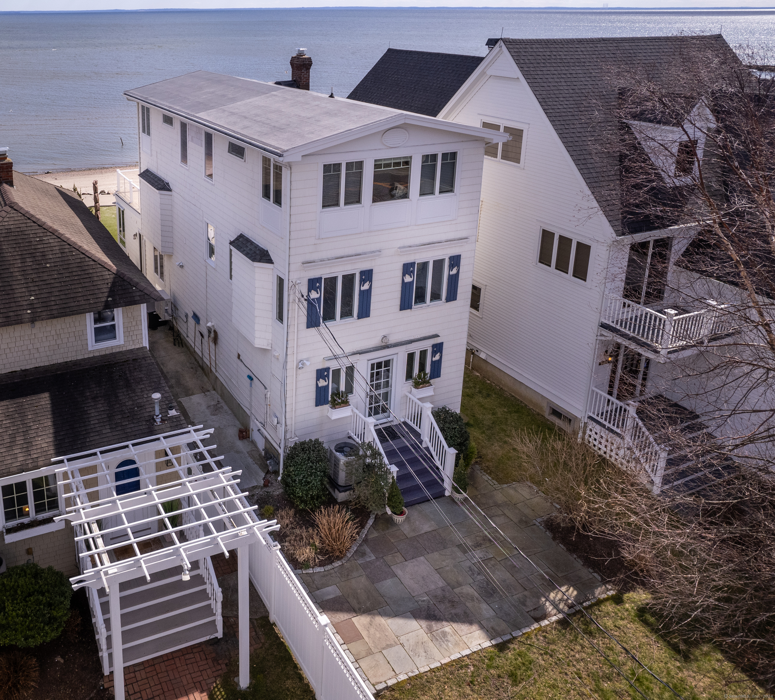 1141 Fairfield Beach Road