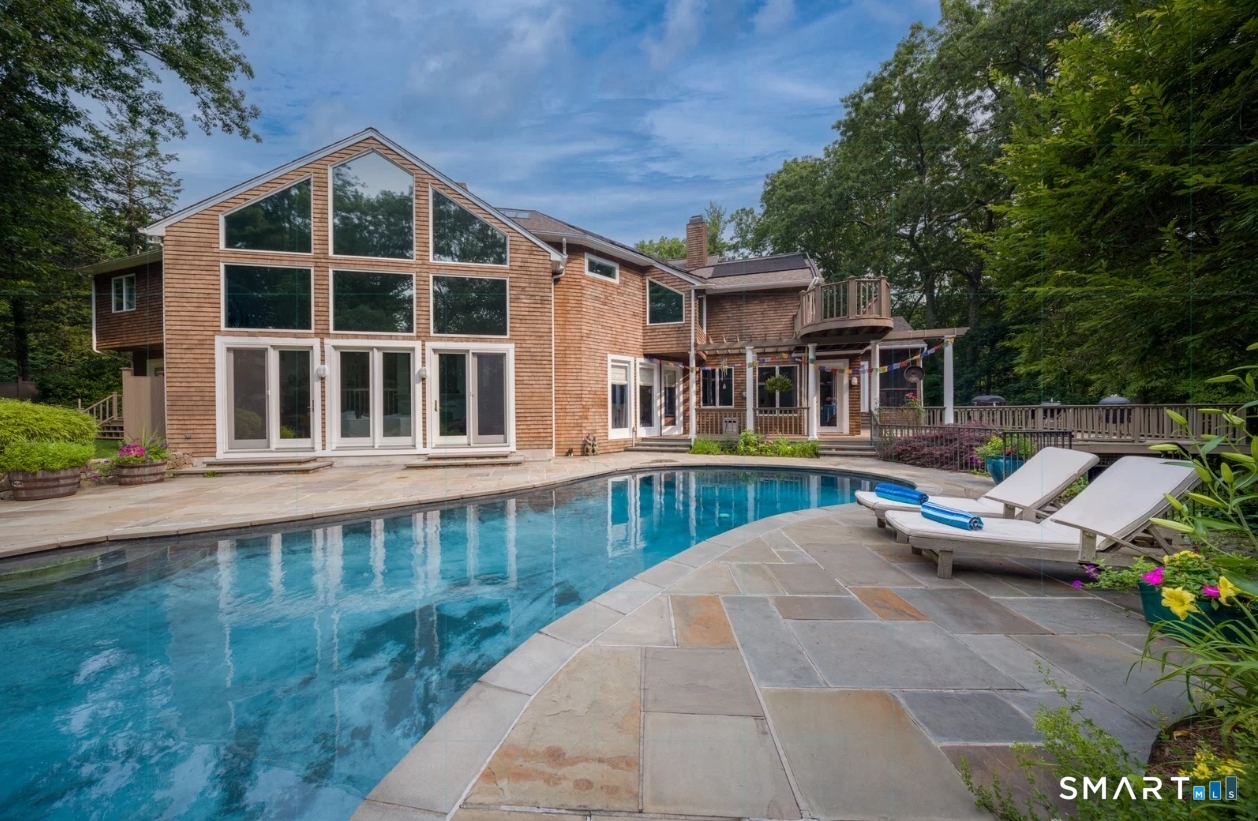 32 Buttonball Lane
