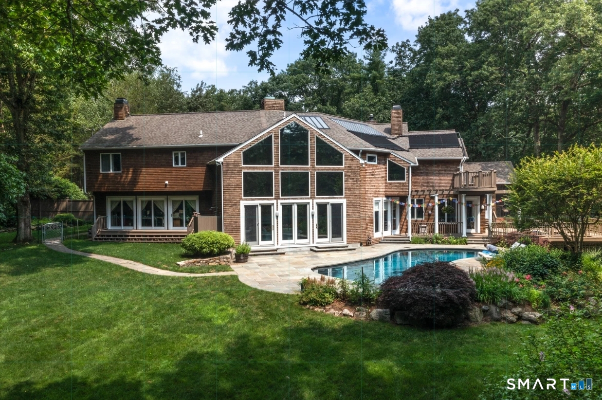 32 Buttonball Lane