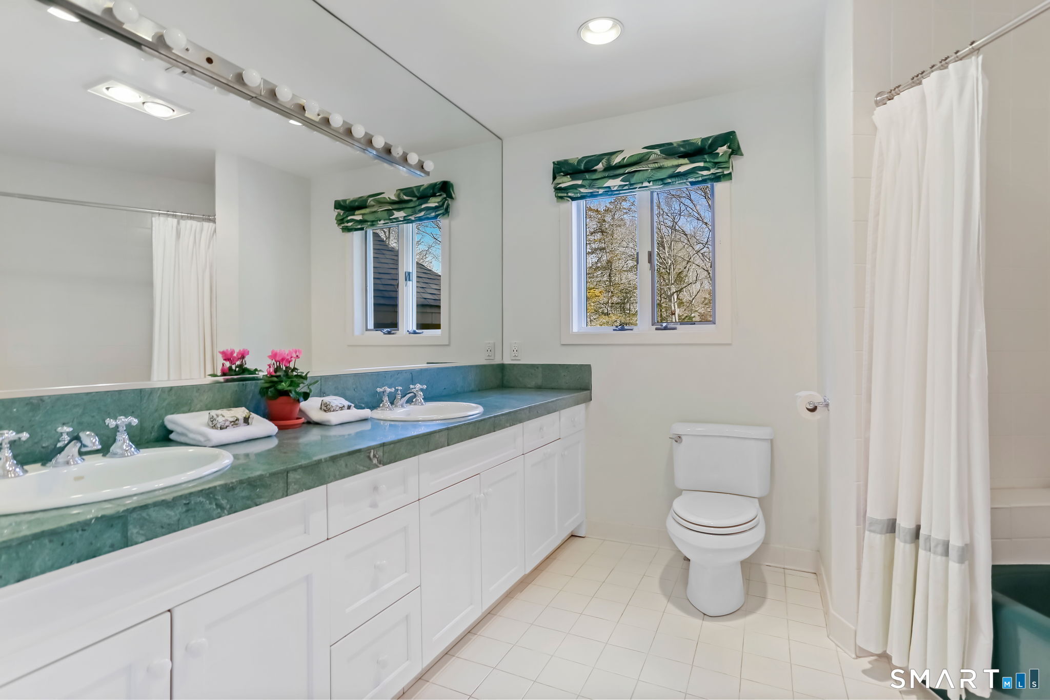 32 Buttonball Lane