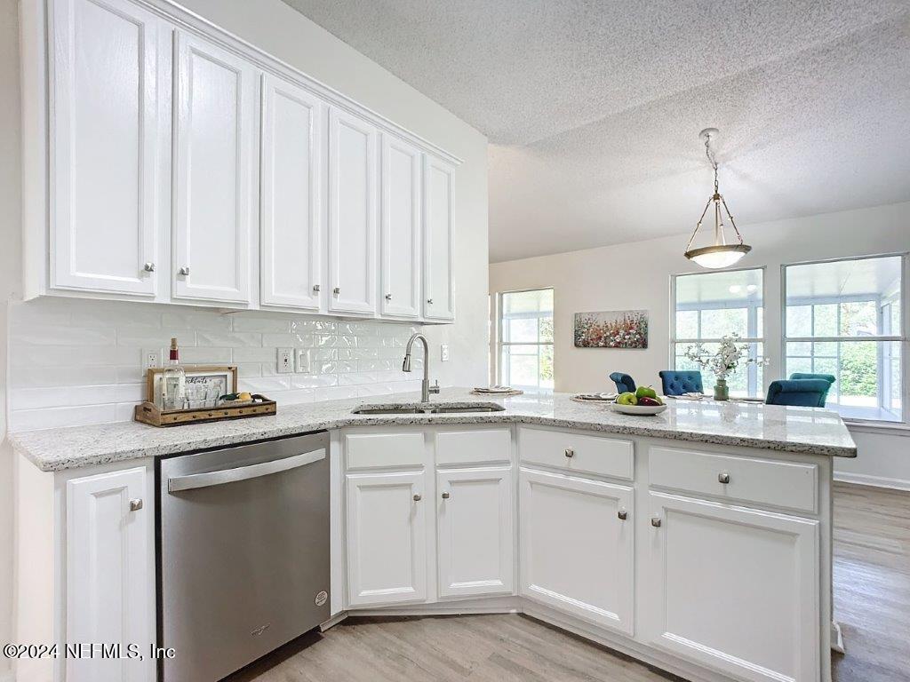 528 BAY HOLLOW Court