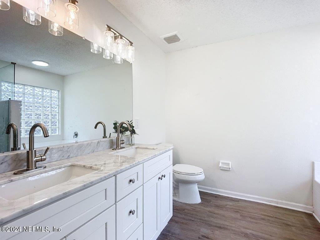 528 BAY HOLLOW Court
