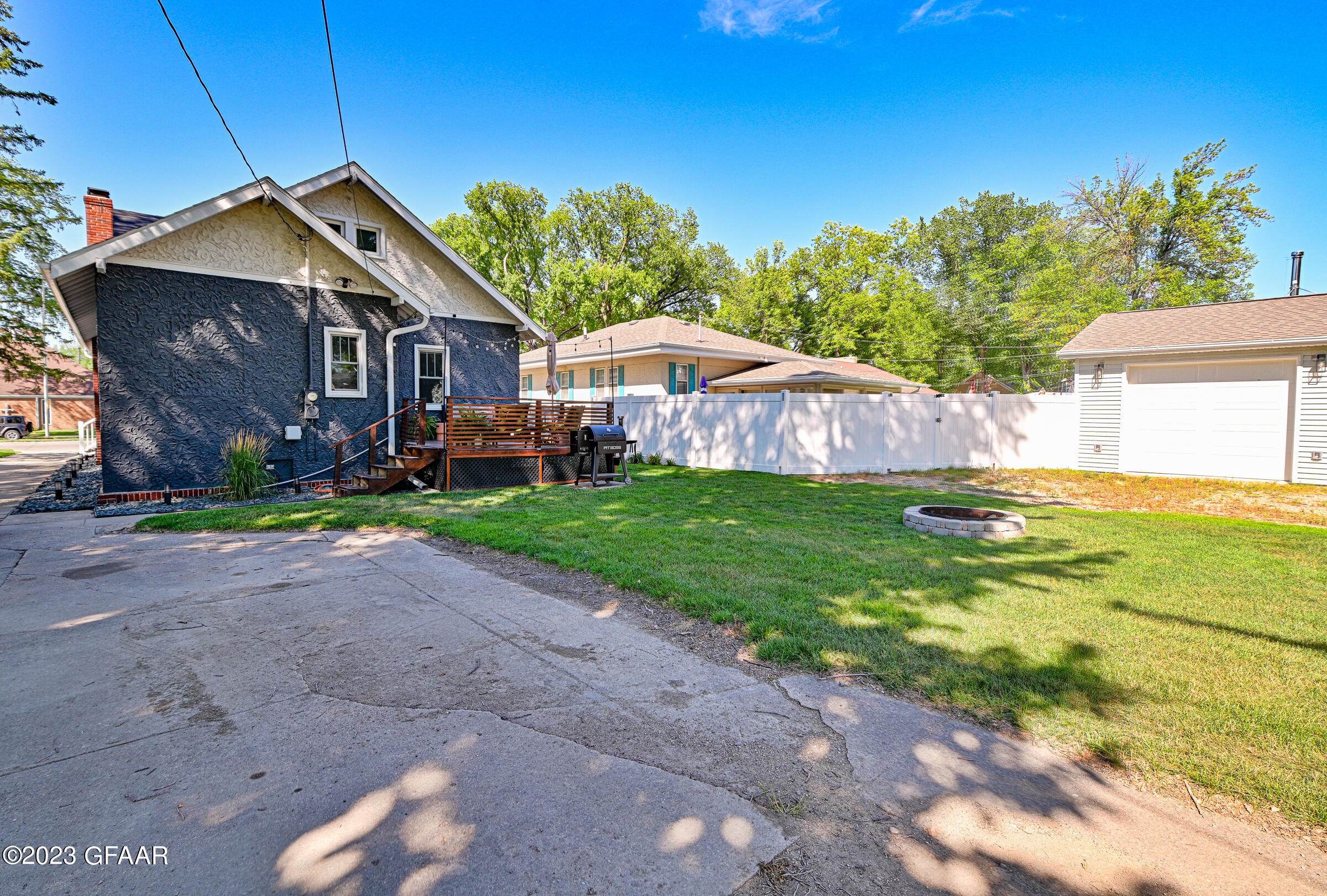 2109 UNIVERSITY Avenue