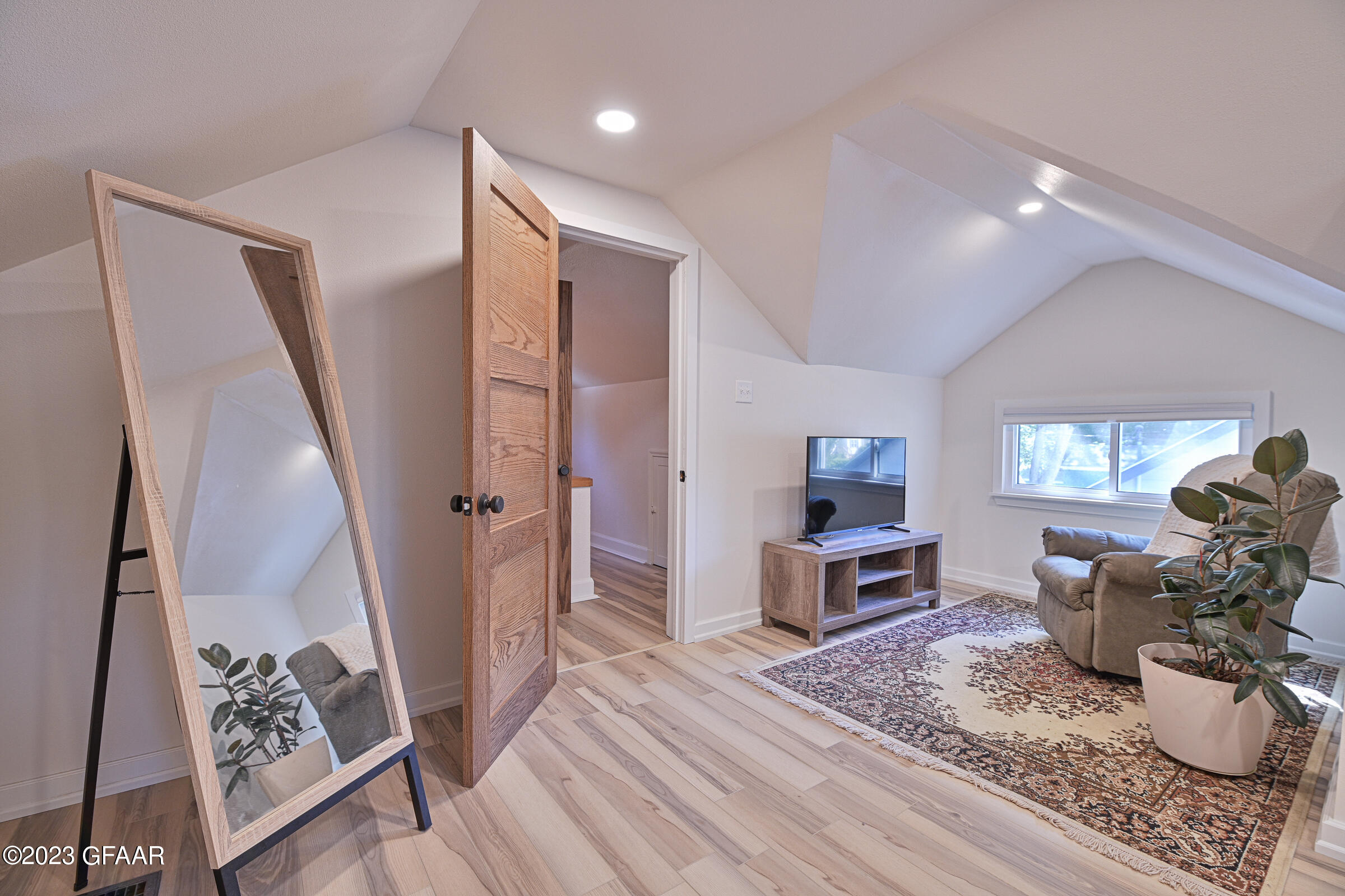 2109 UNIVERSITY Avenue