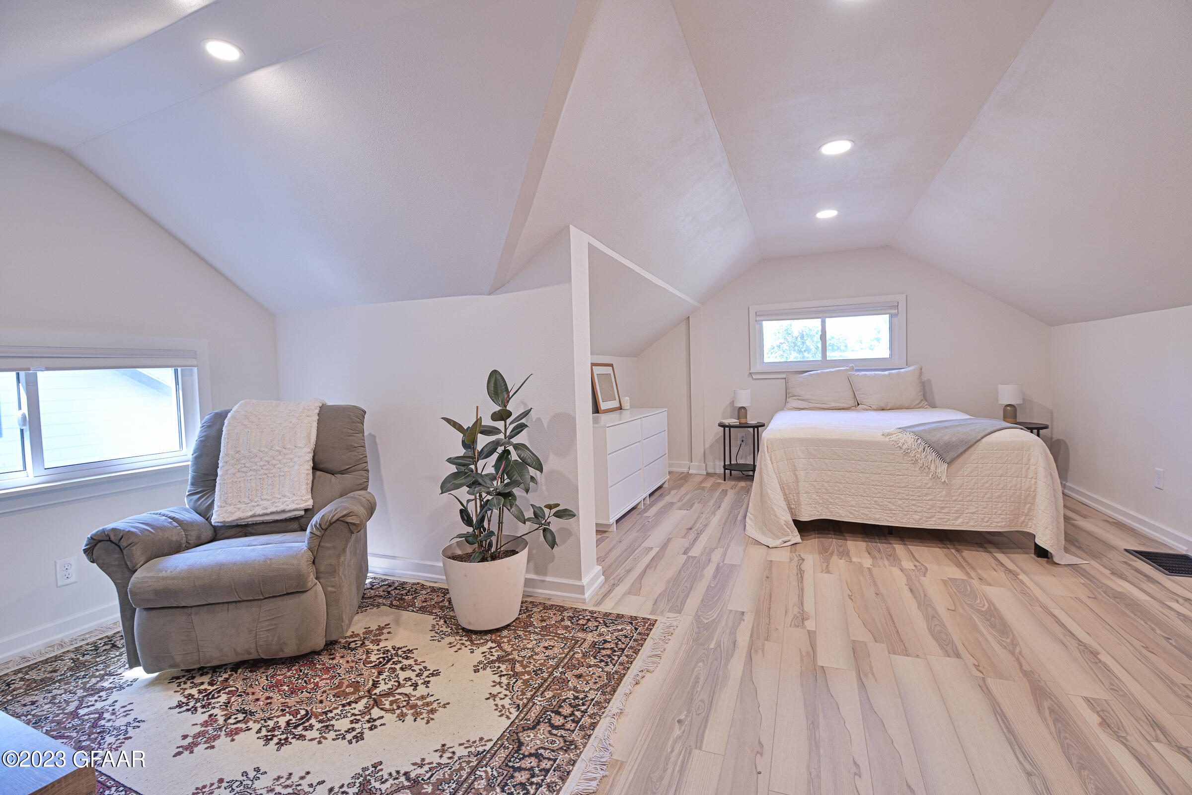 2109 UNIVERSITY Avenue