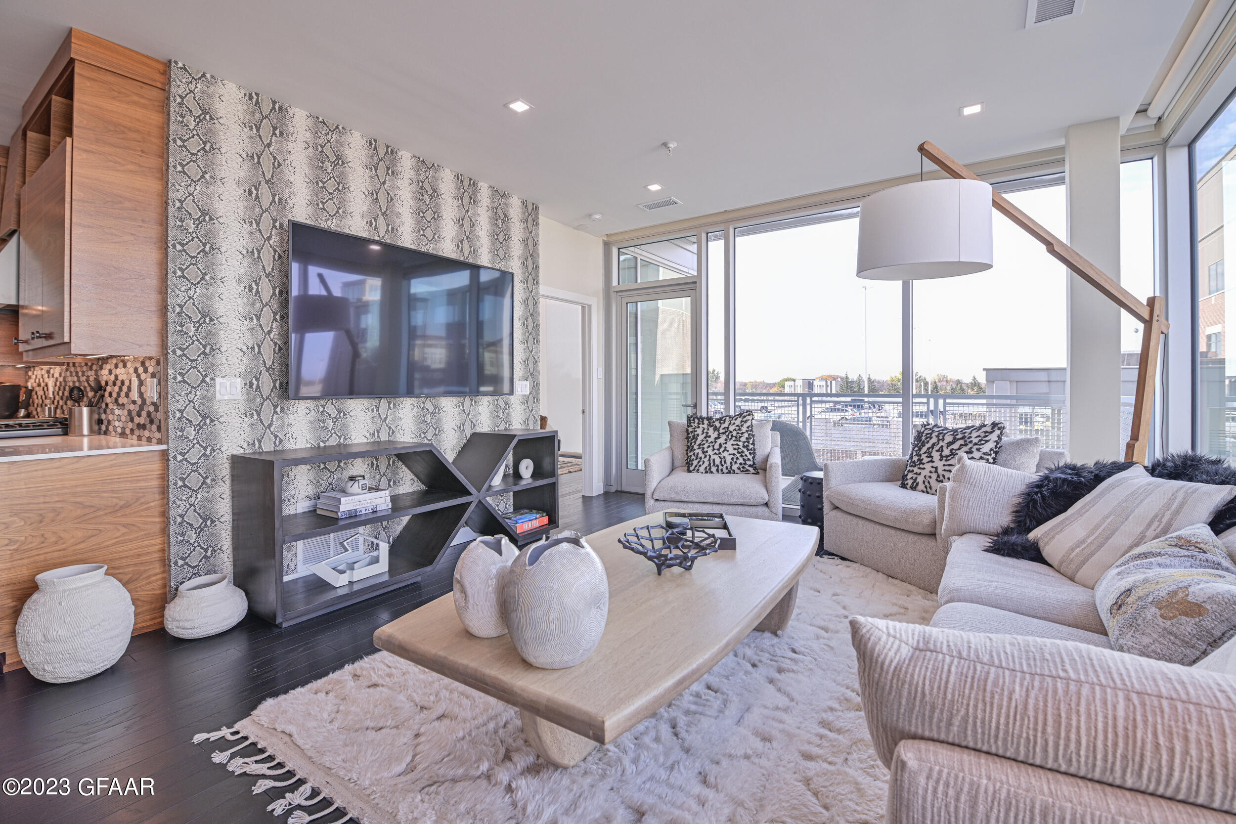 15 4TH Street S, 402