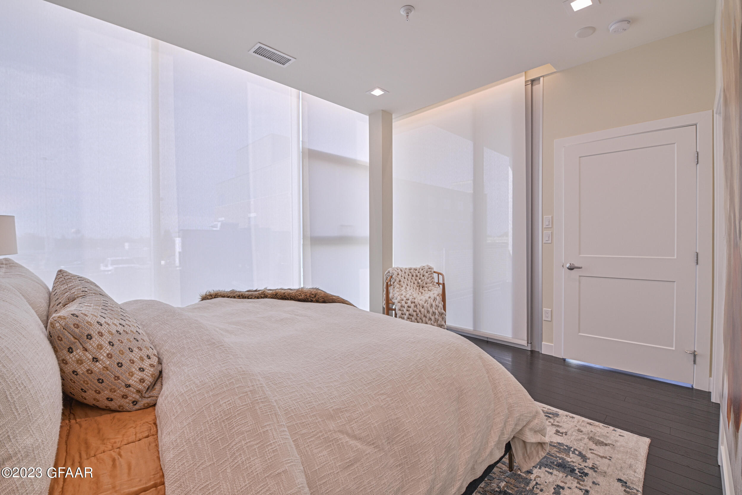 15 4TH Street S, 402