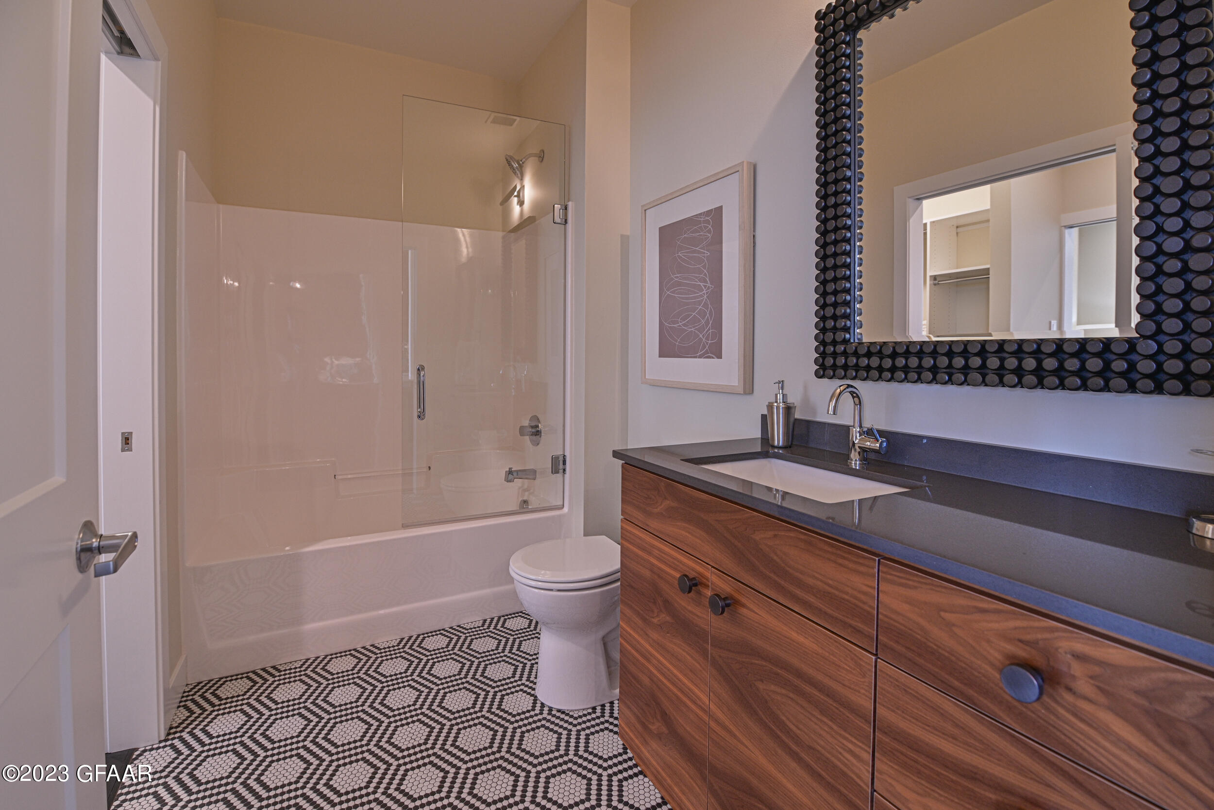 15 4TH Street S, 402