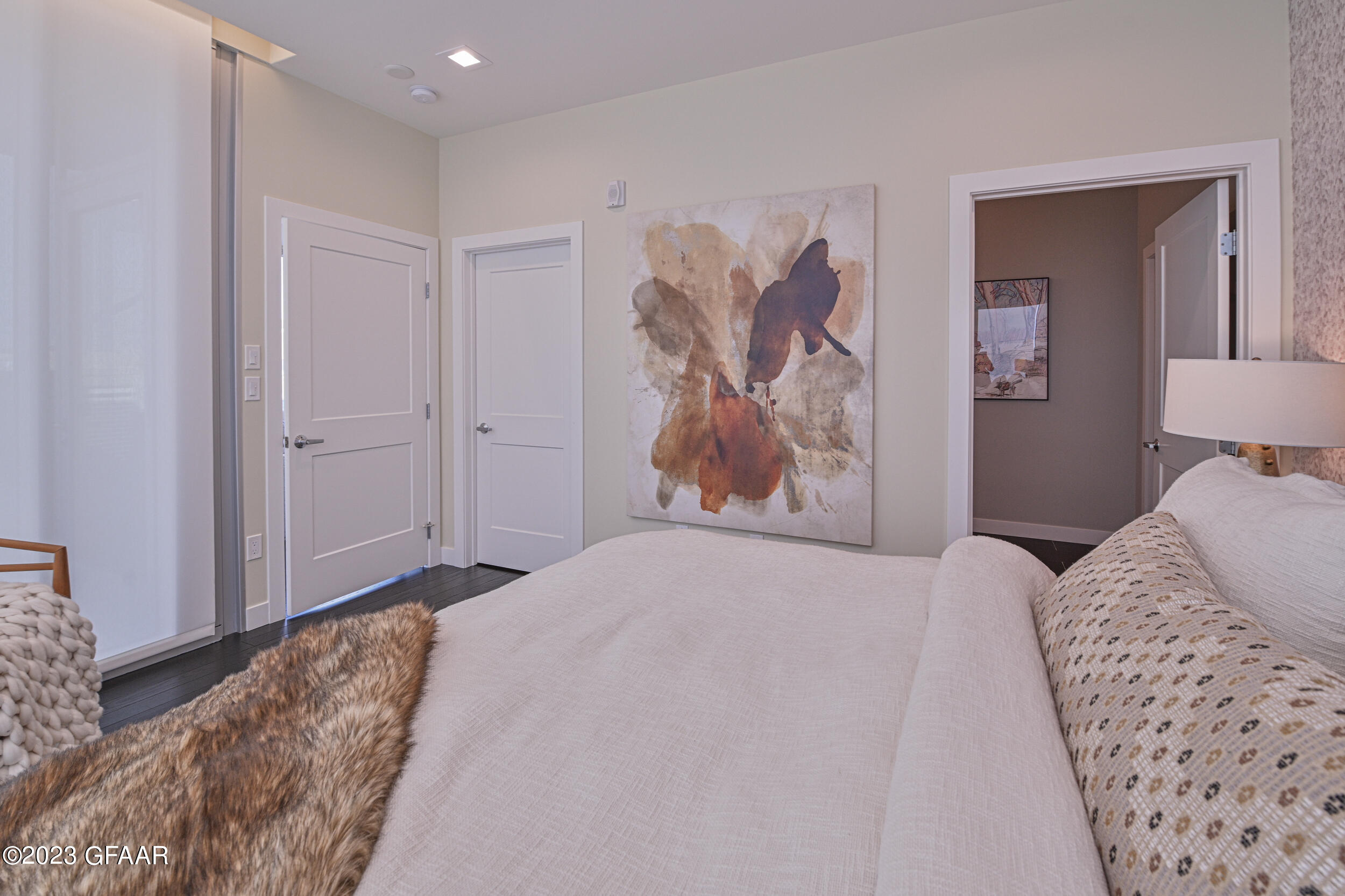 15 4TH Street S, 402