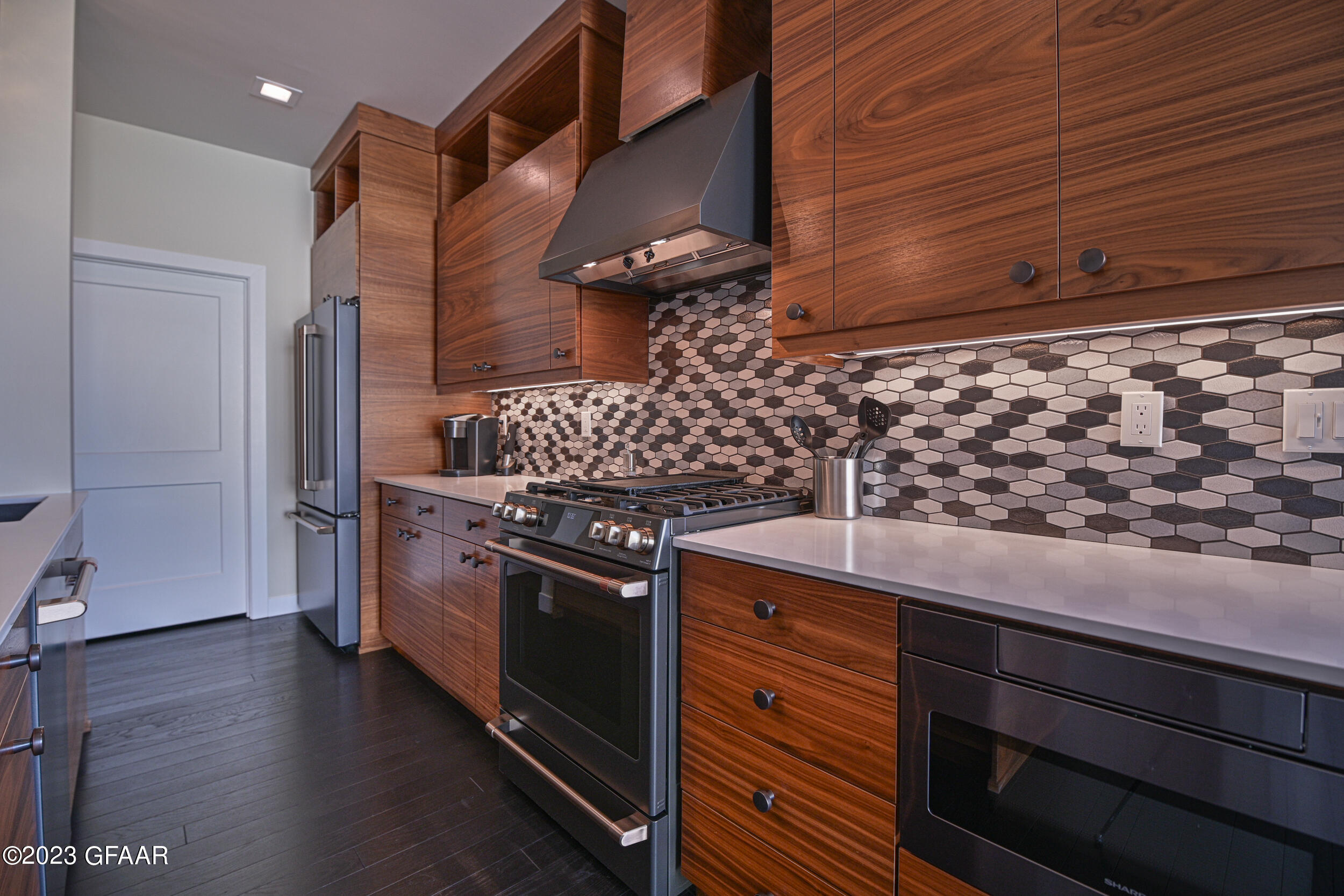 15 4TH Street S, 402