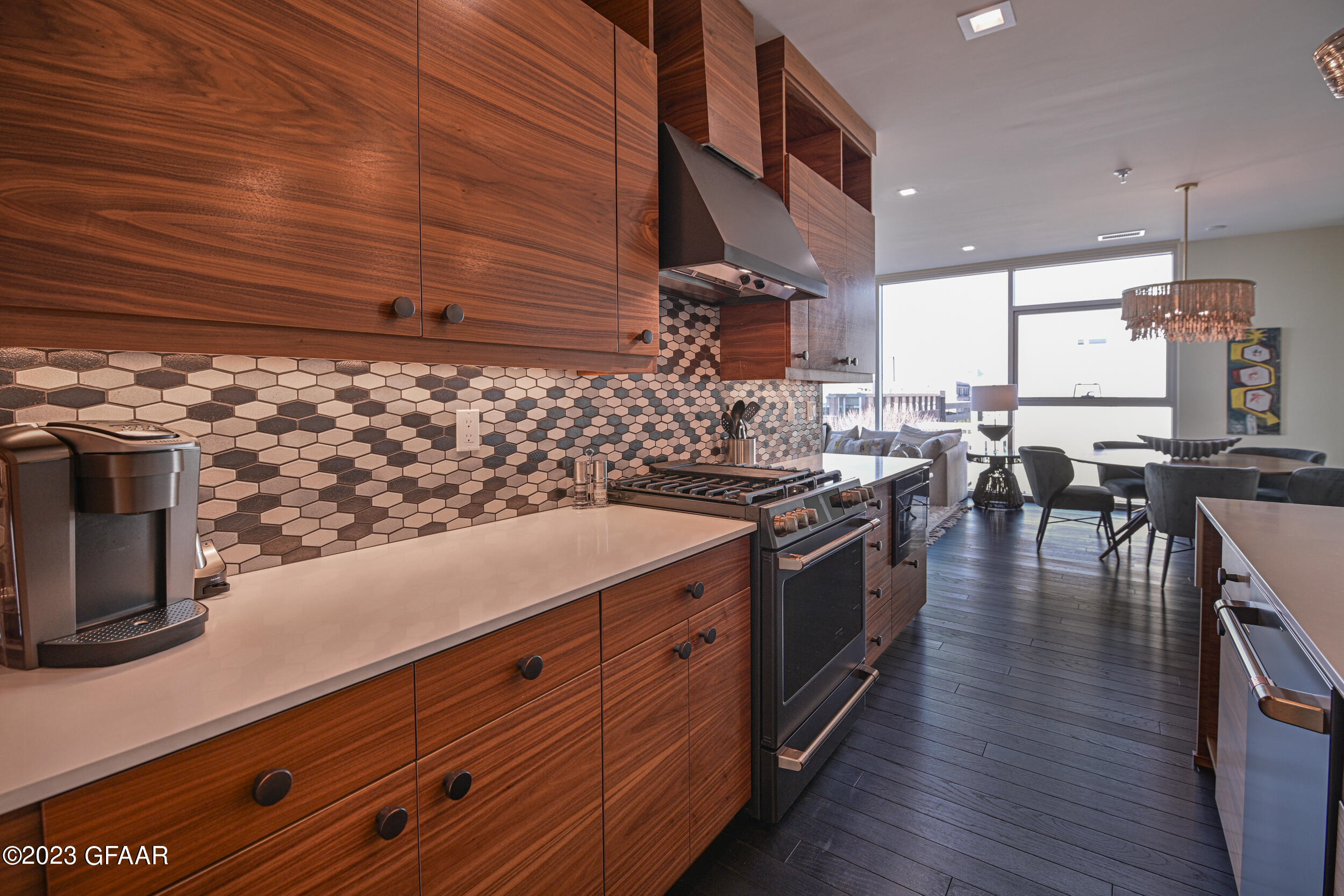 15 4TH Street S, 402