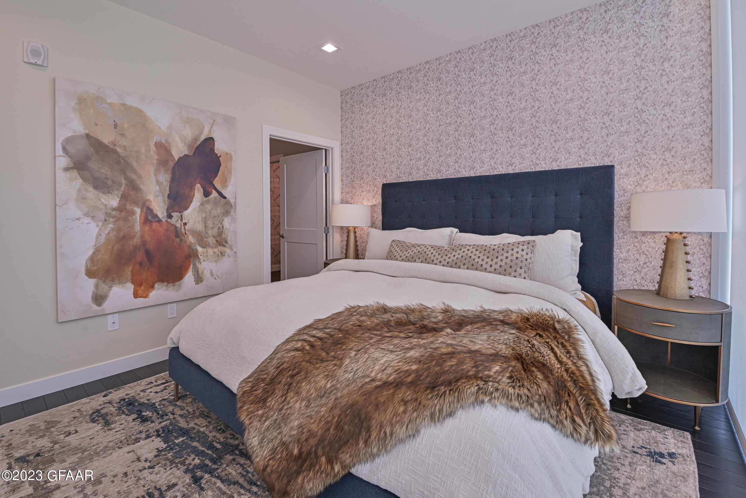 15 4TH Street S, 402