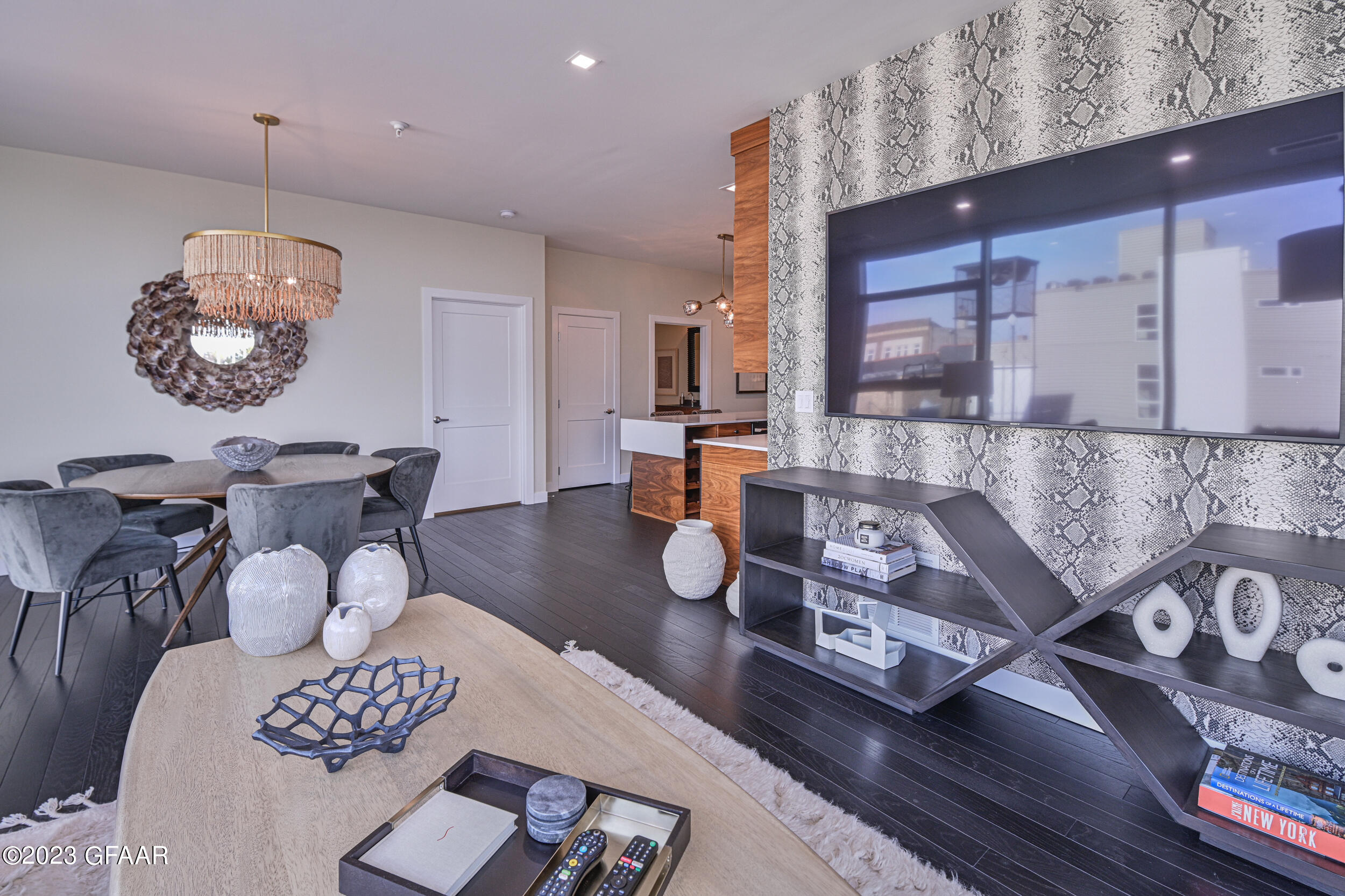 15 4TH Street S, 402