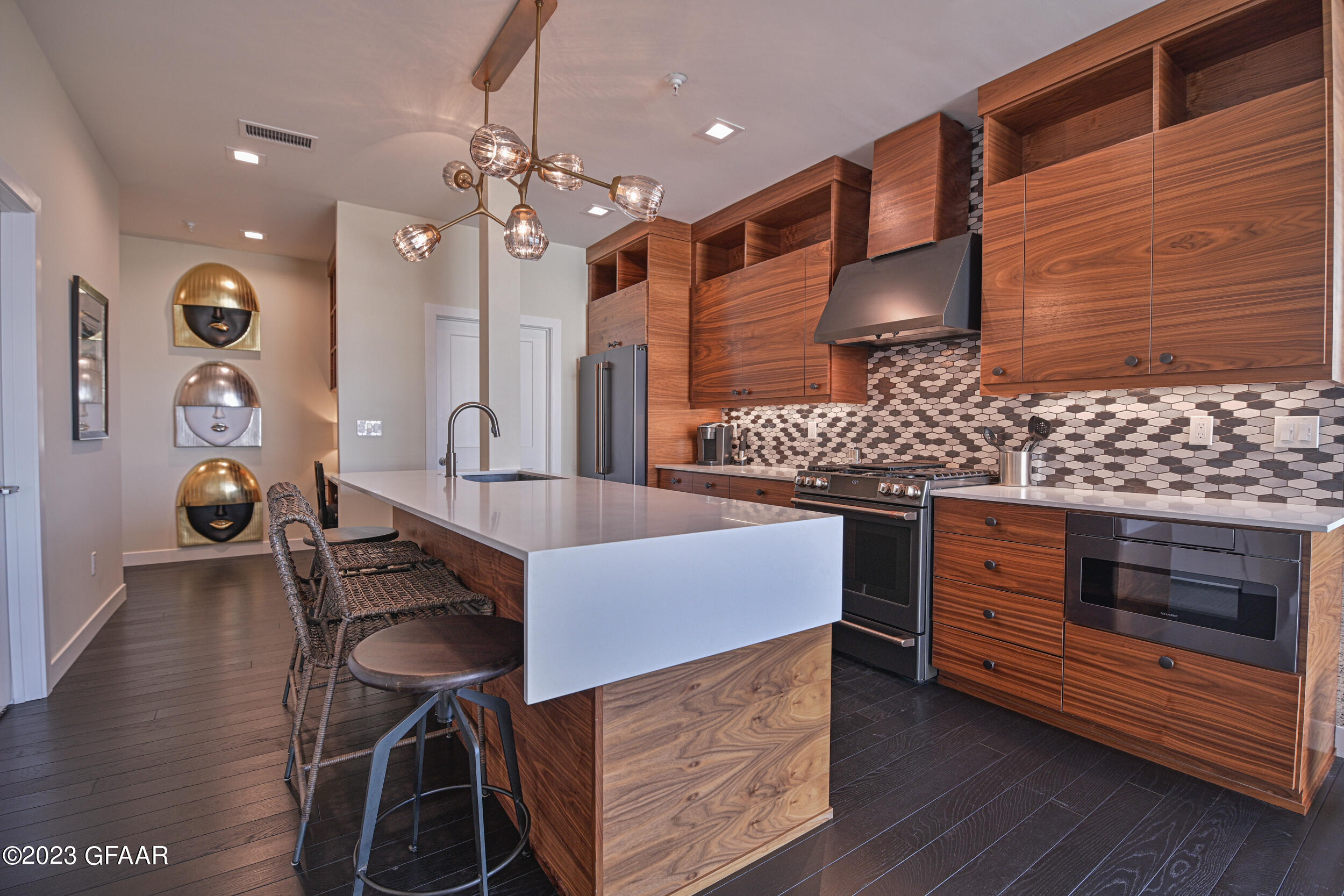 15 4TH Street S, 402