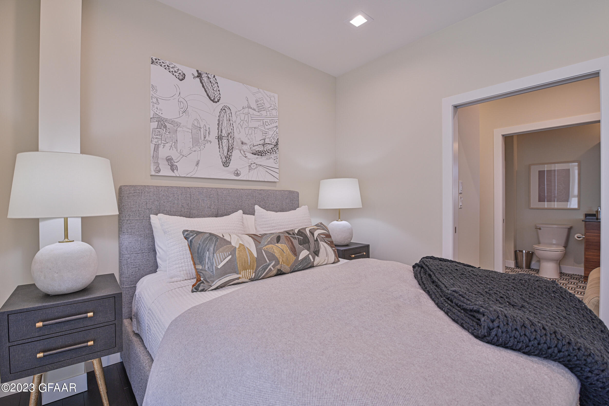 15 4TH Street S, 402