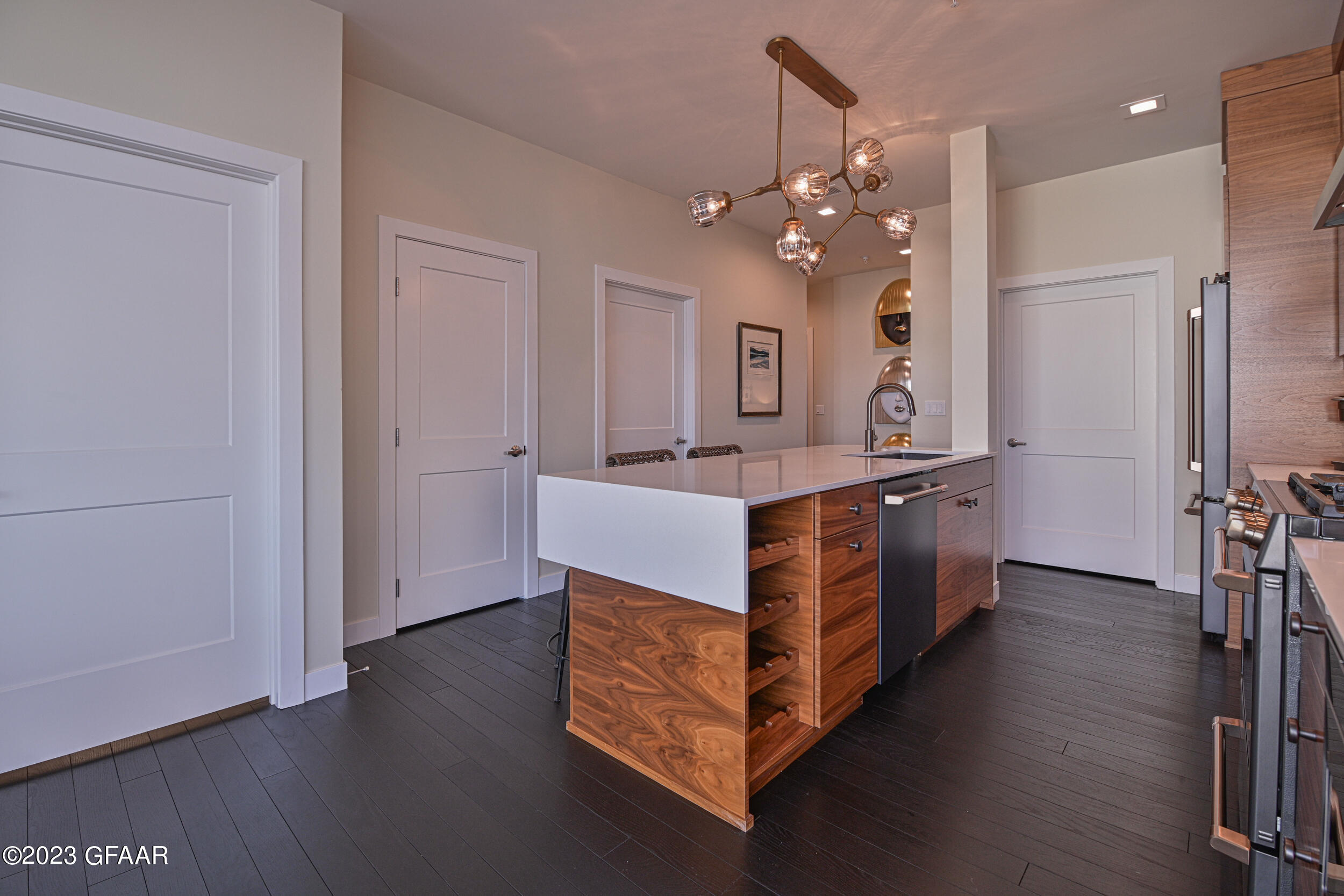 15 4TH Street S, 402