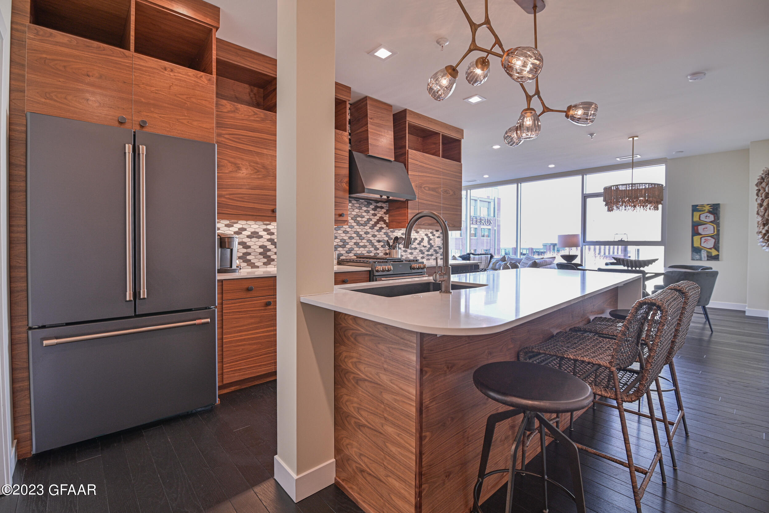 15 4TH Street S, 402