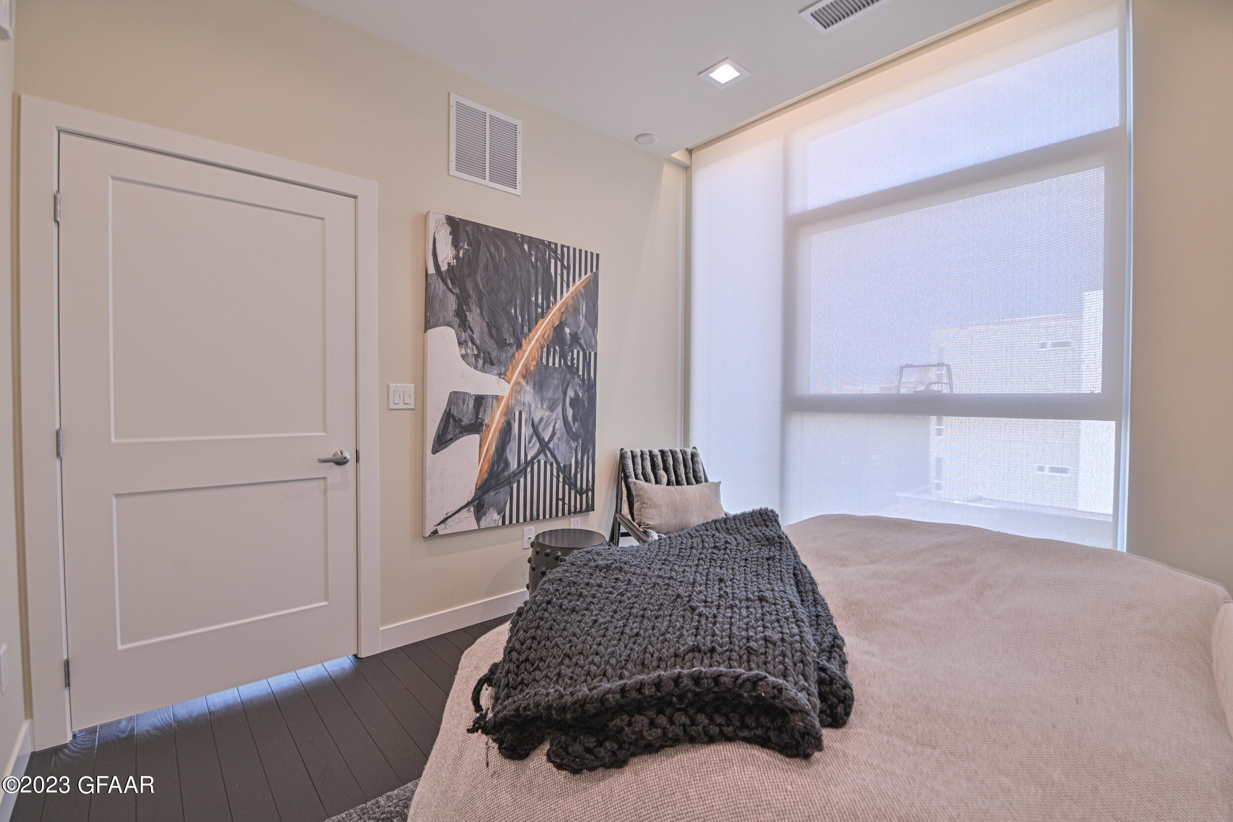 15 4TH Street S, 402