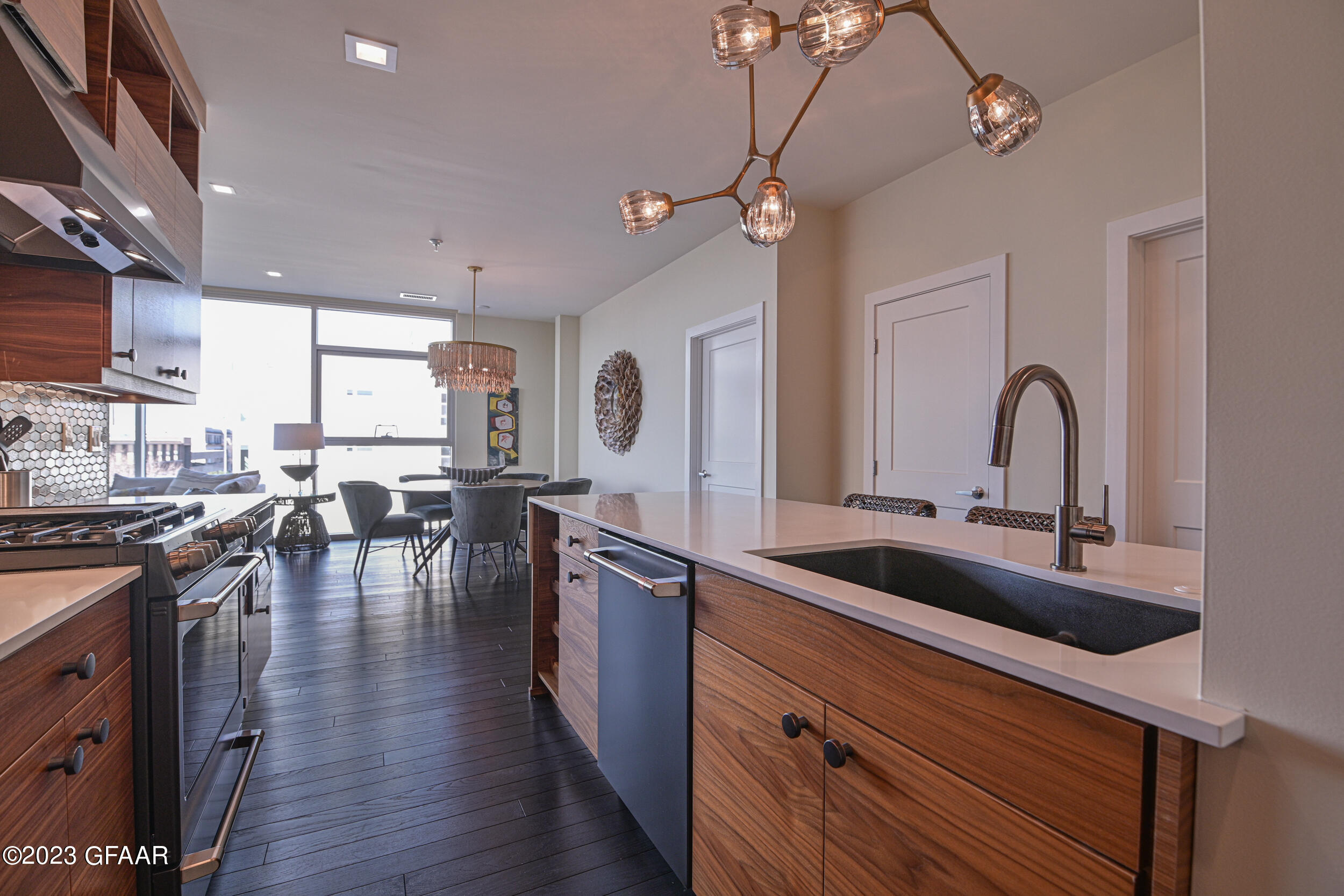 15 4TH Street S, 402