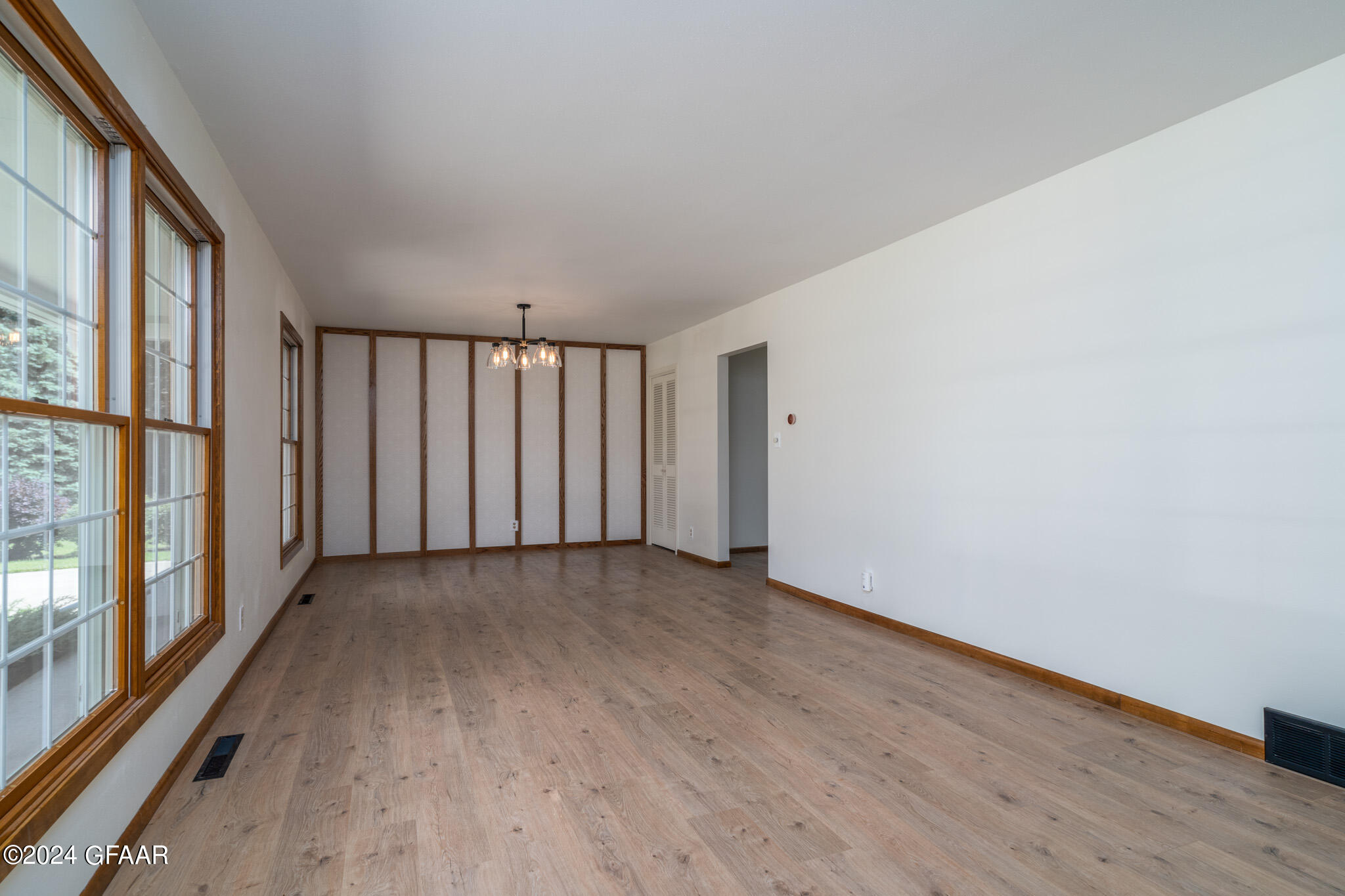 1515 HOVEN Lane