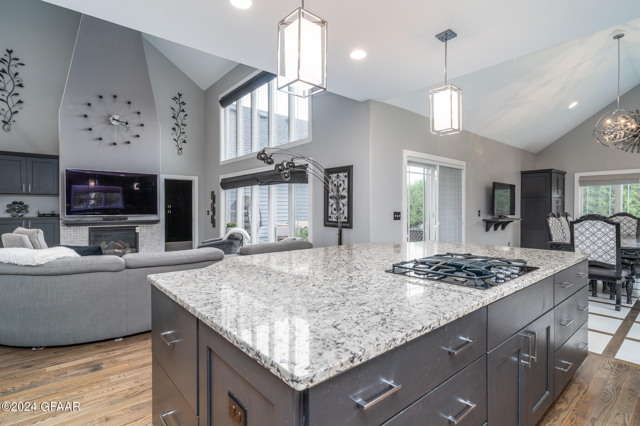 1440 KINGS VIEW Drive