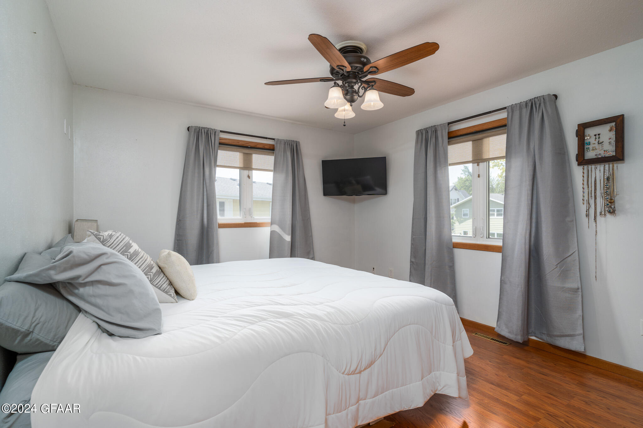 2102 SUMMERSET Court