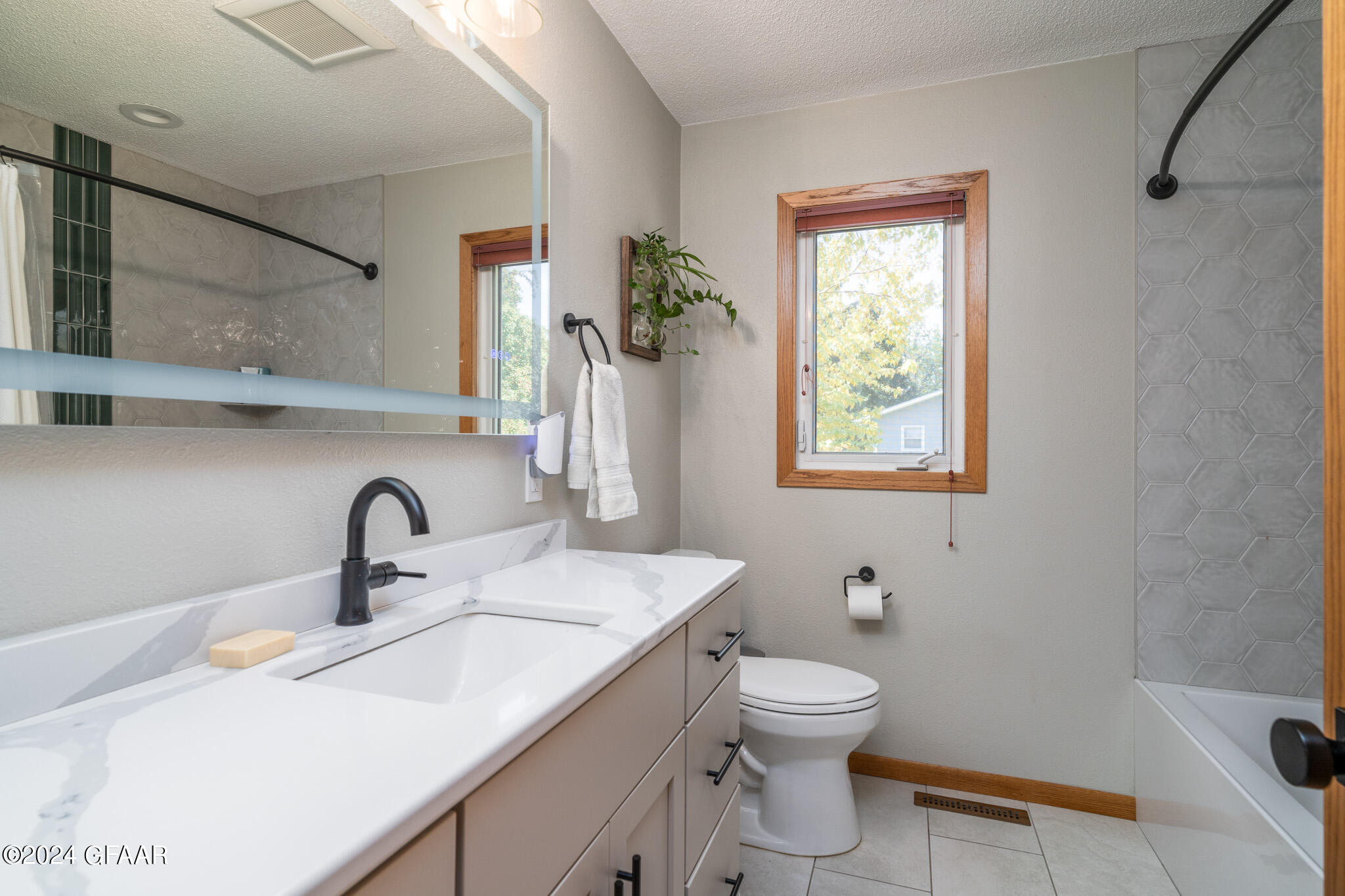 2102 SUMMERSET Court