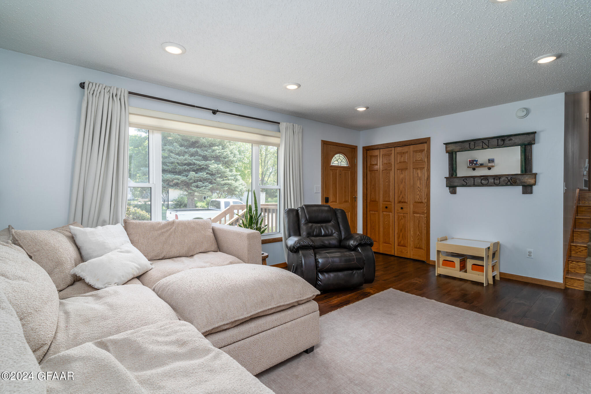 2102 SUMMERSET Court