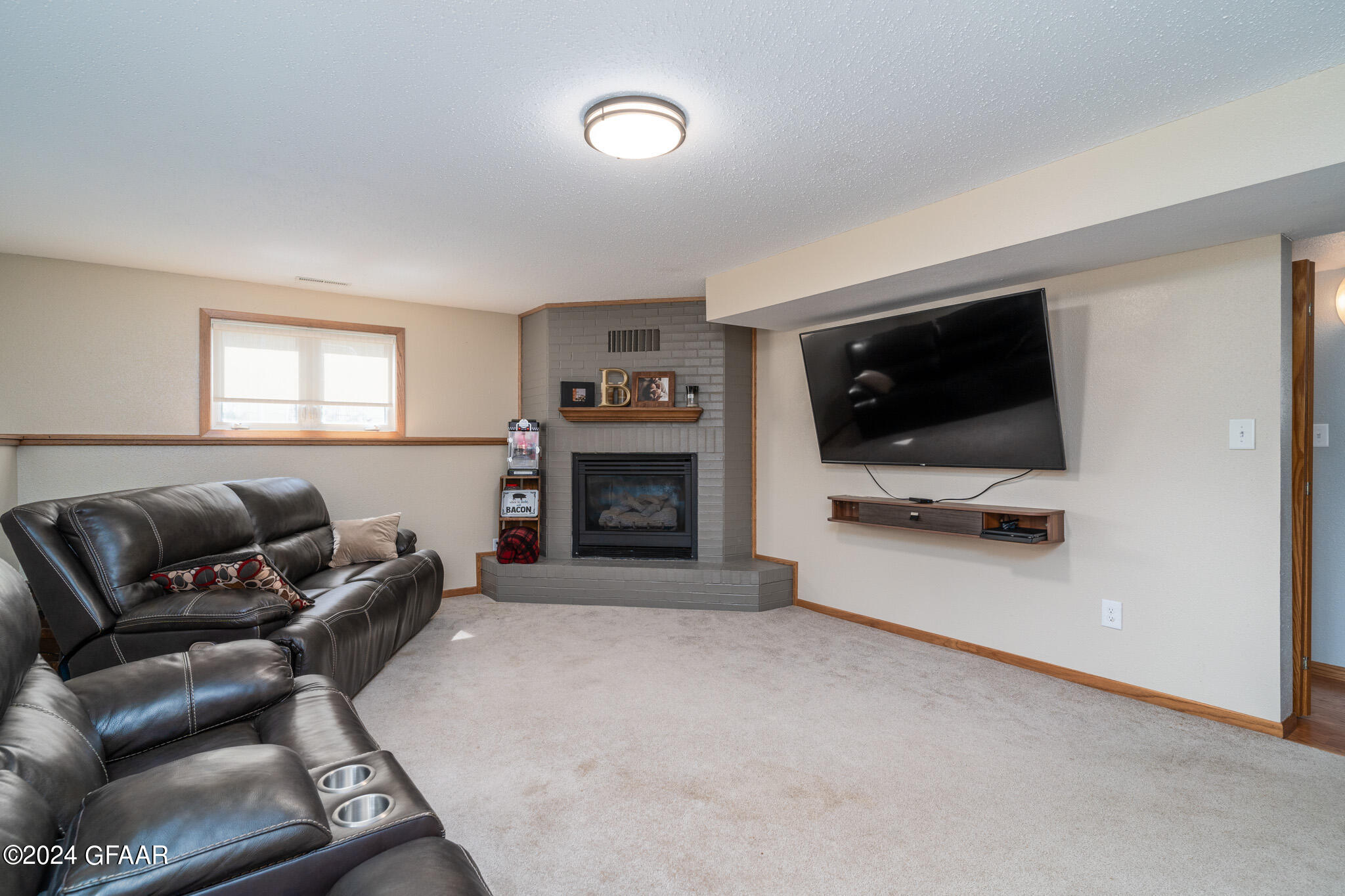 2102 SUMMERSET Court