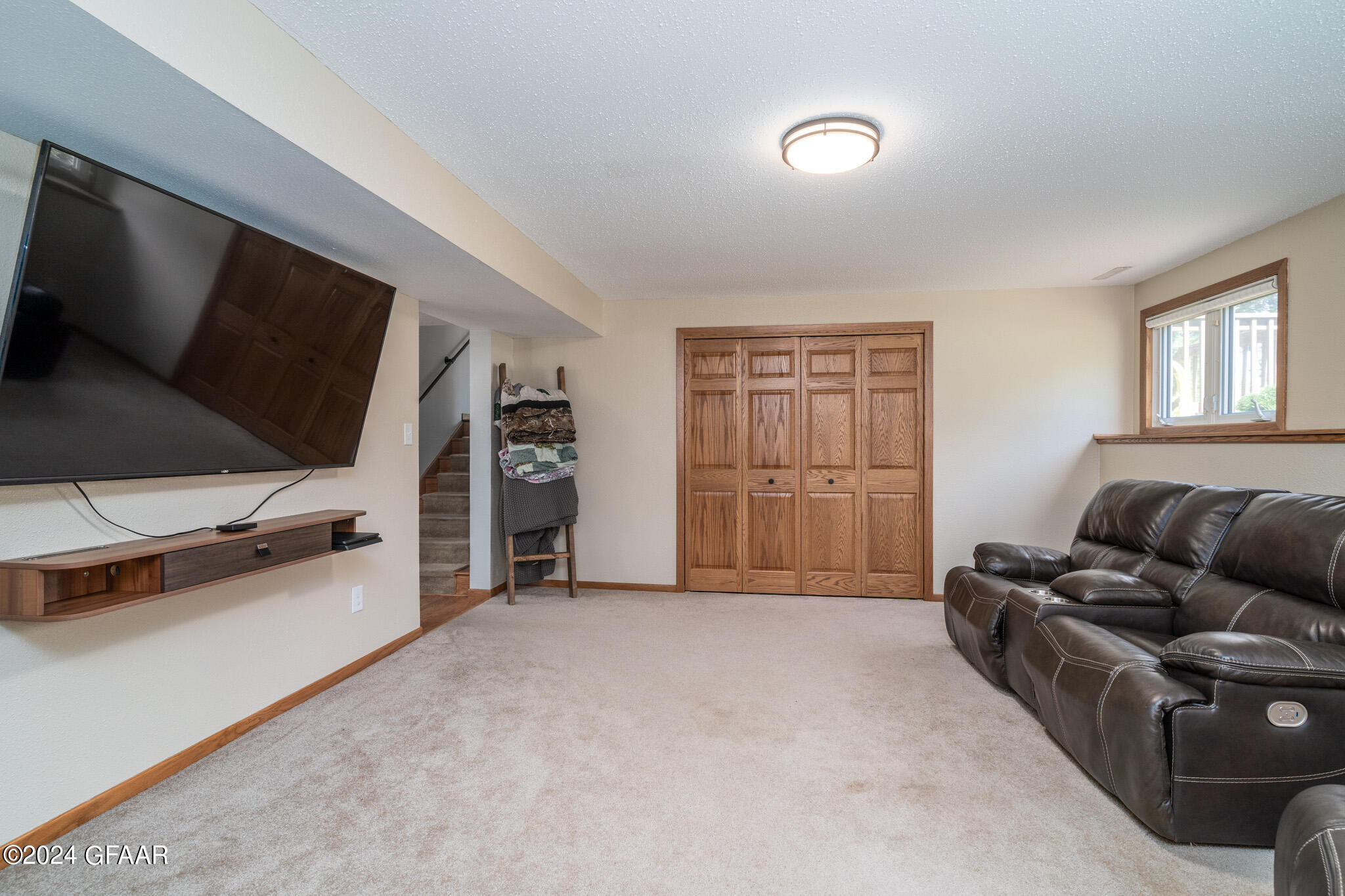 2102 SUMMERSET Court