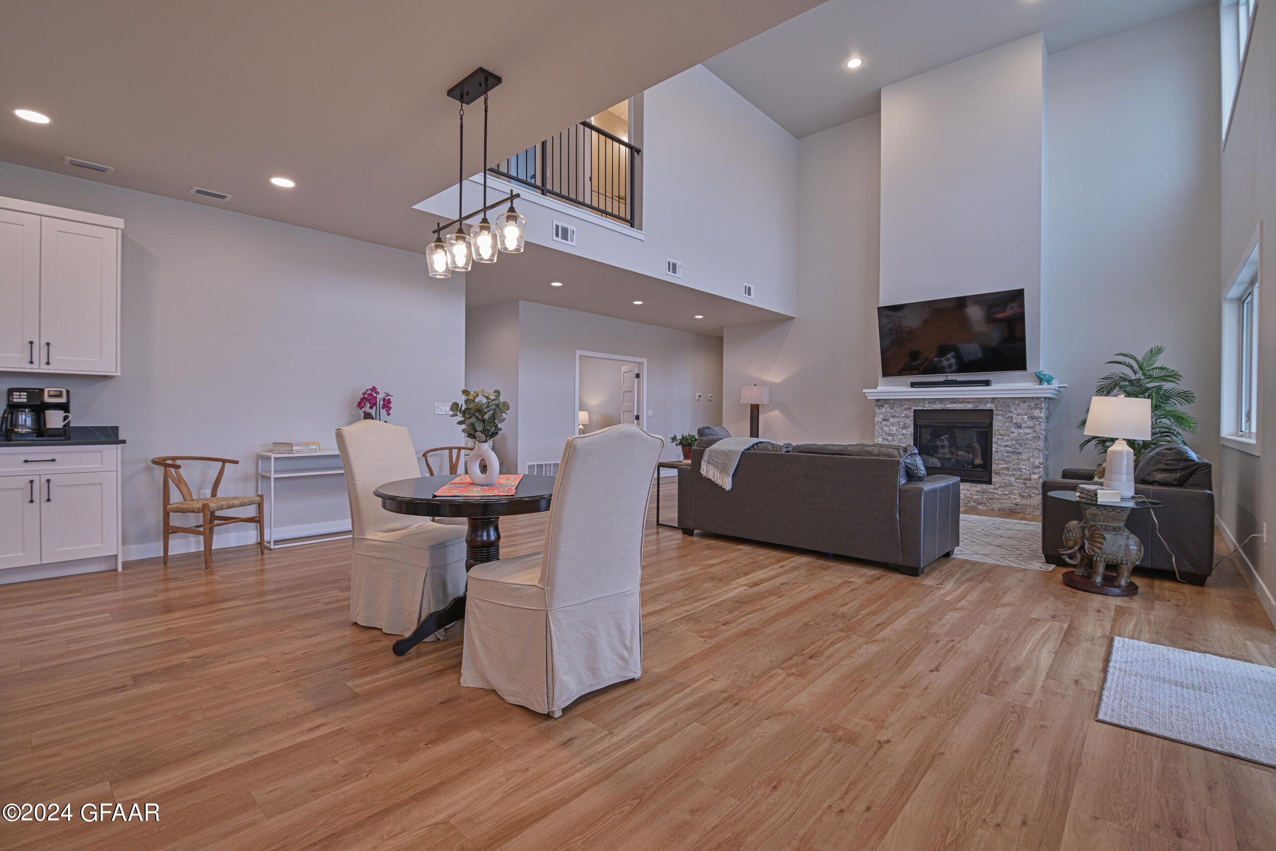 1800 KINGS VIEW Drive