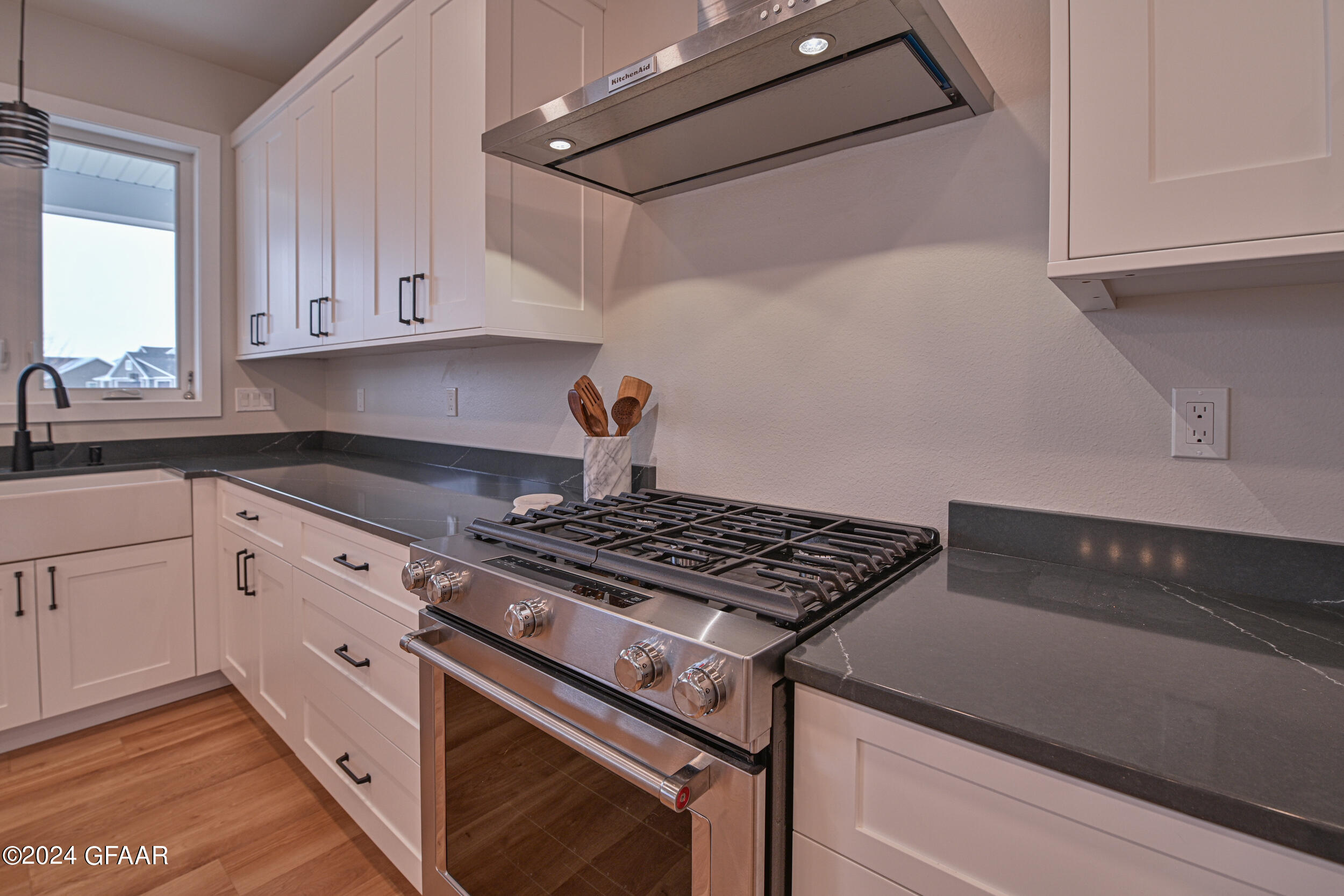 1800 KINGS VIEW Drive