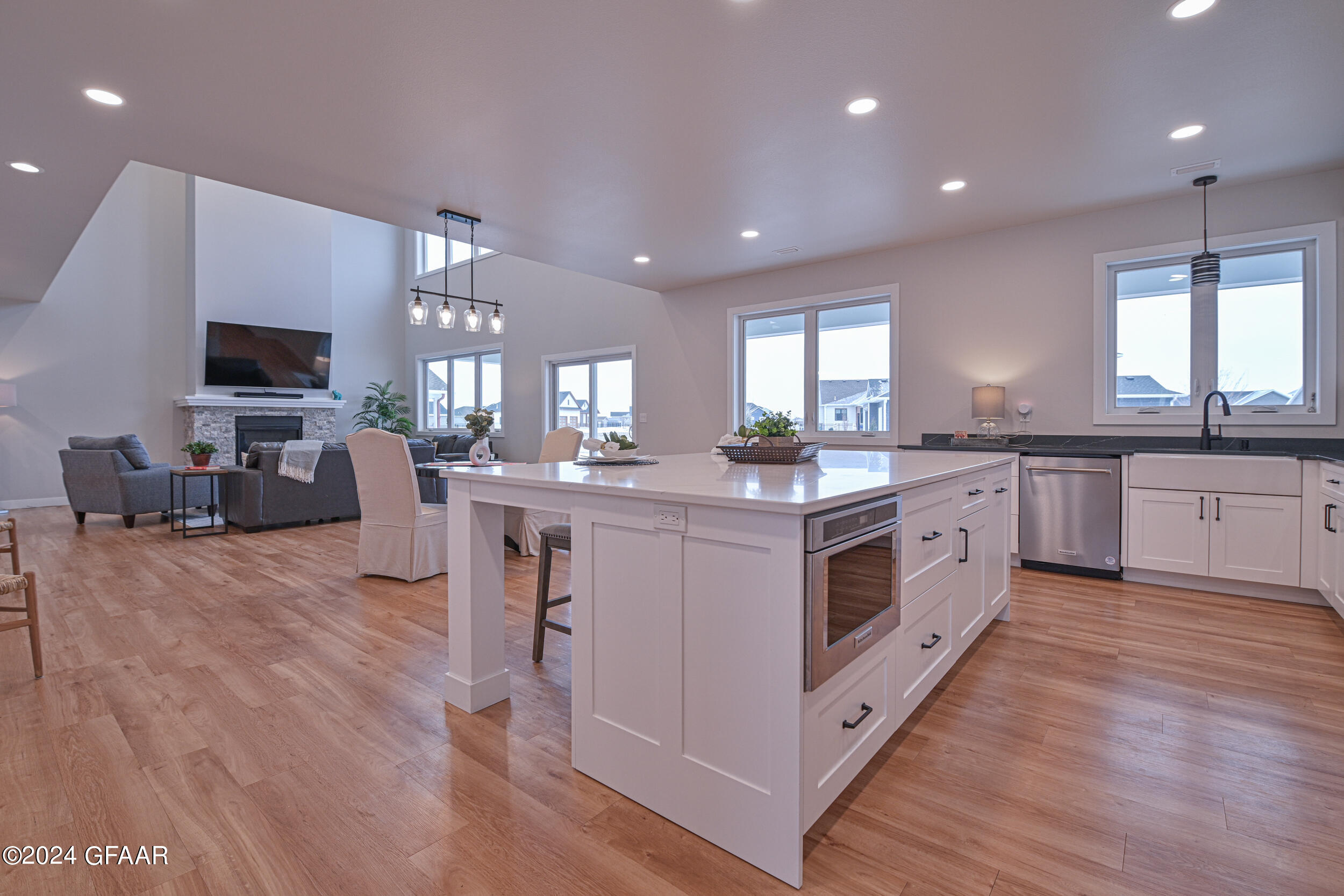 1800 KINGS VIEW Drive