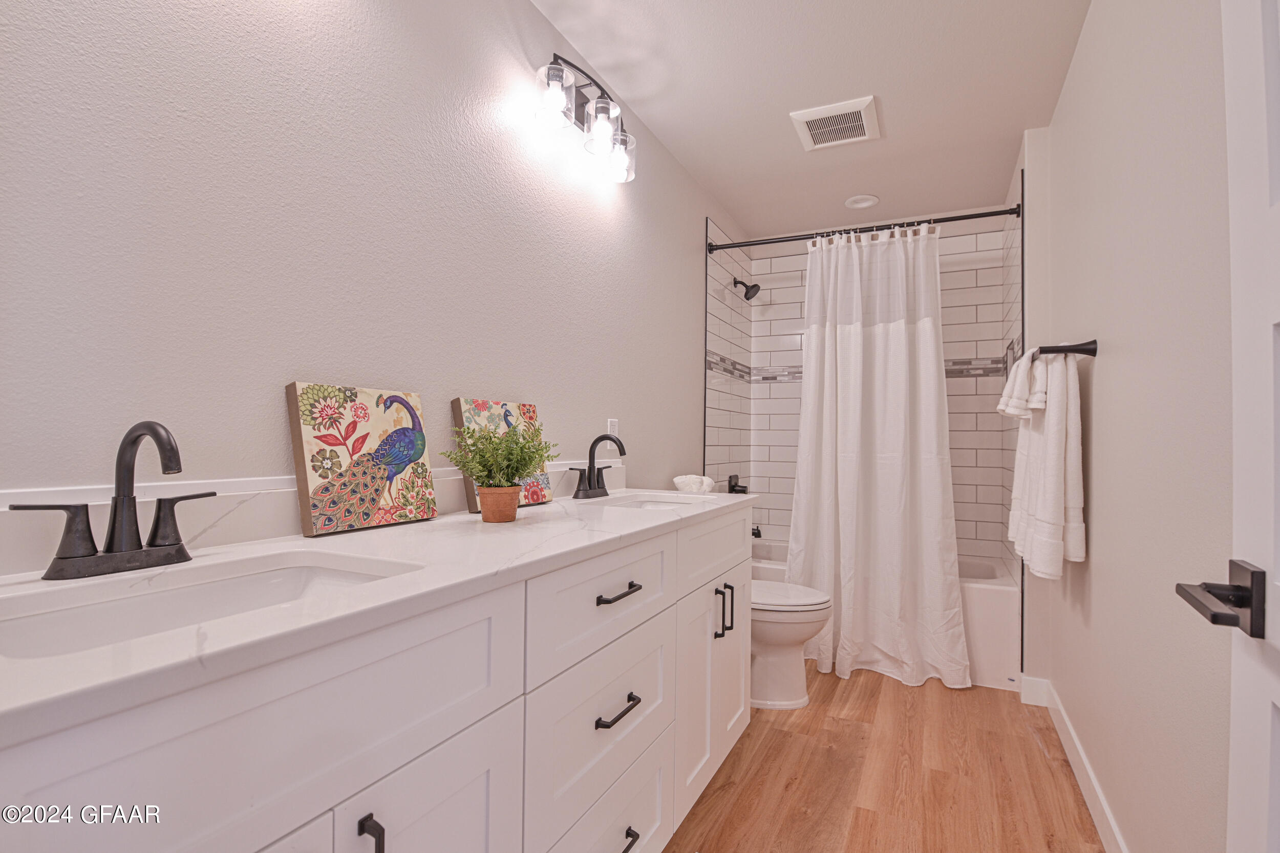 1800 KINGS VIEW Drive