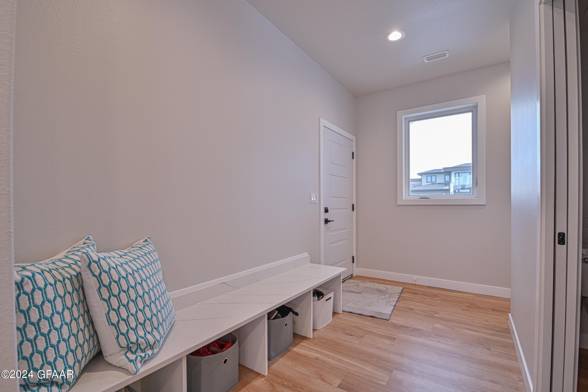 1800 KINGS VIEW Drive