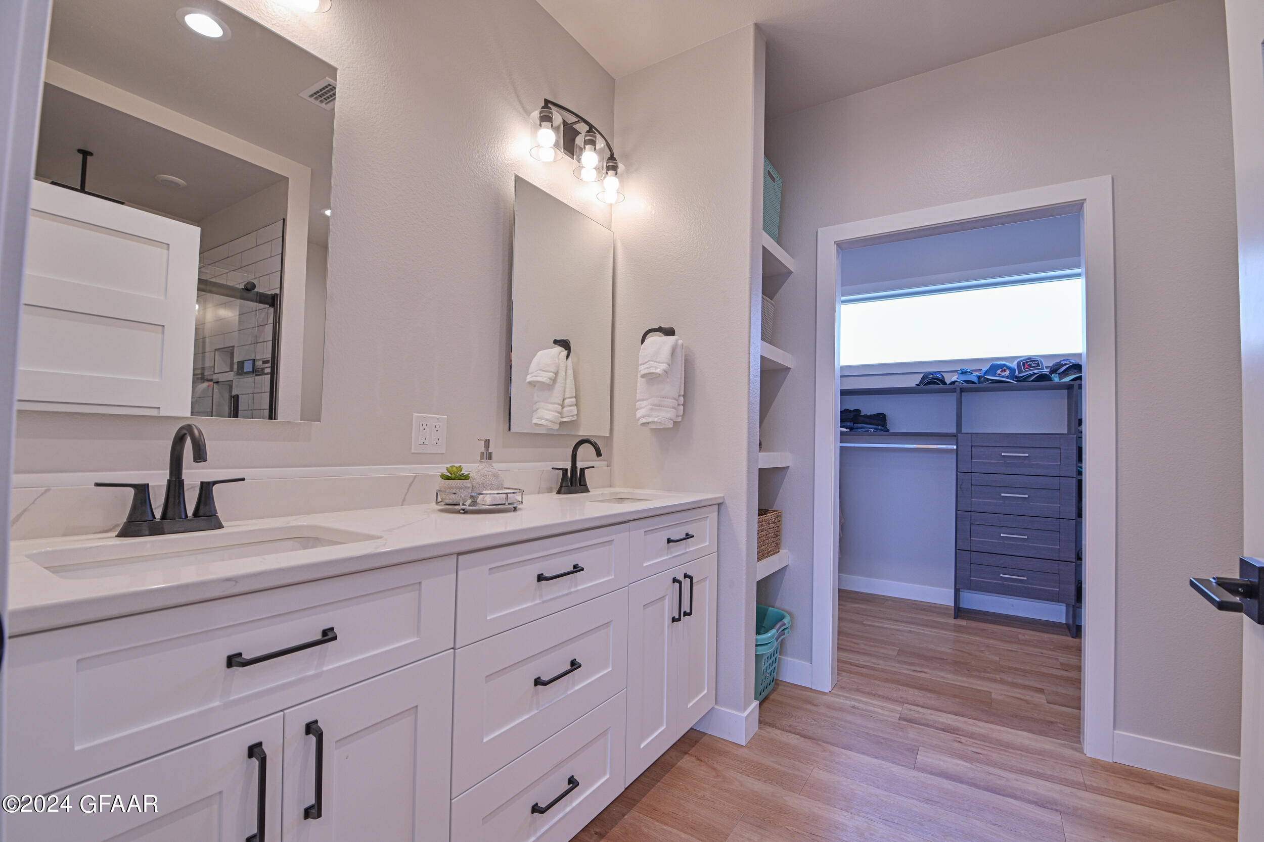 1800 KINGS VIEW Drive