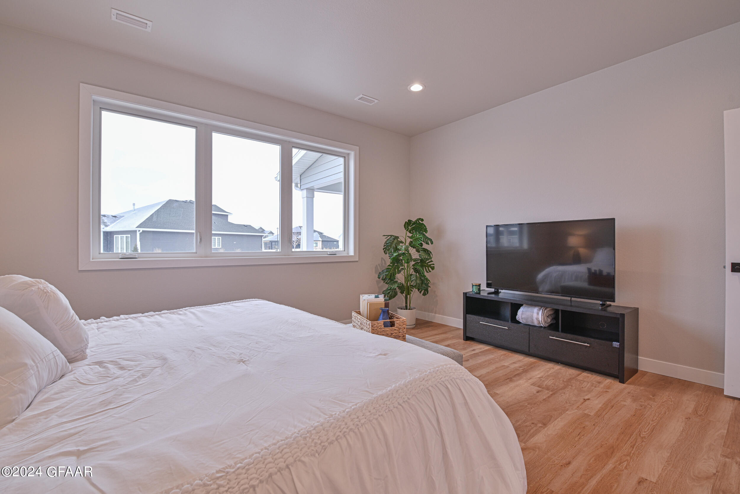 1800 KINGS VIEW Drive