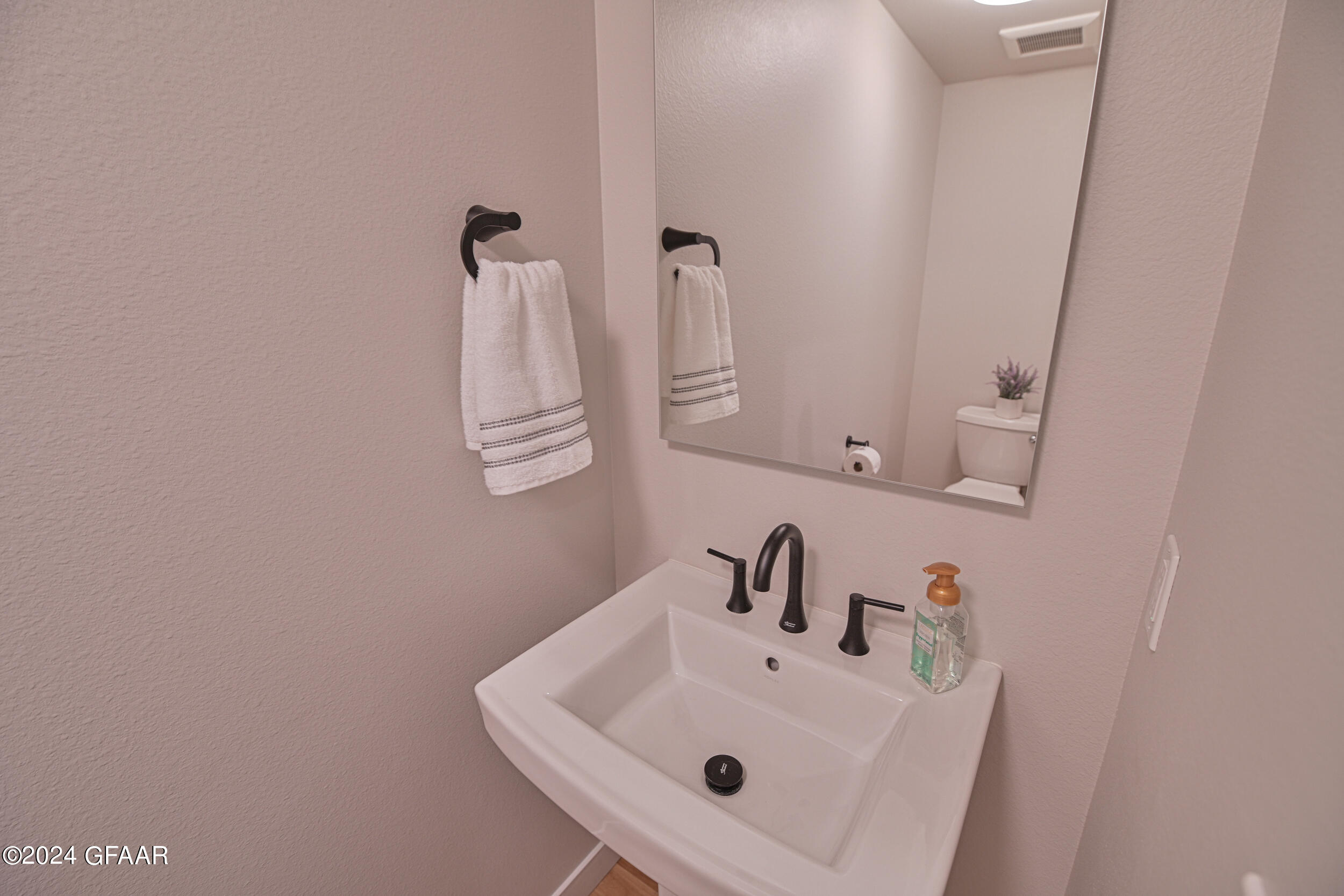 1800 KINGS VIEW Drive