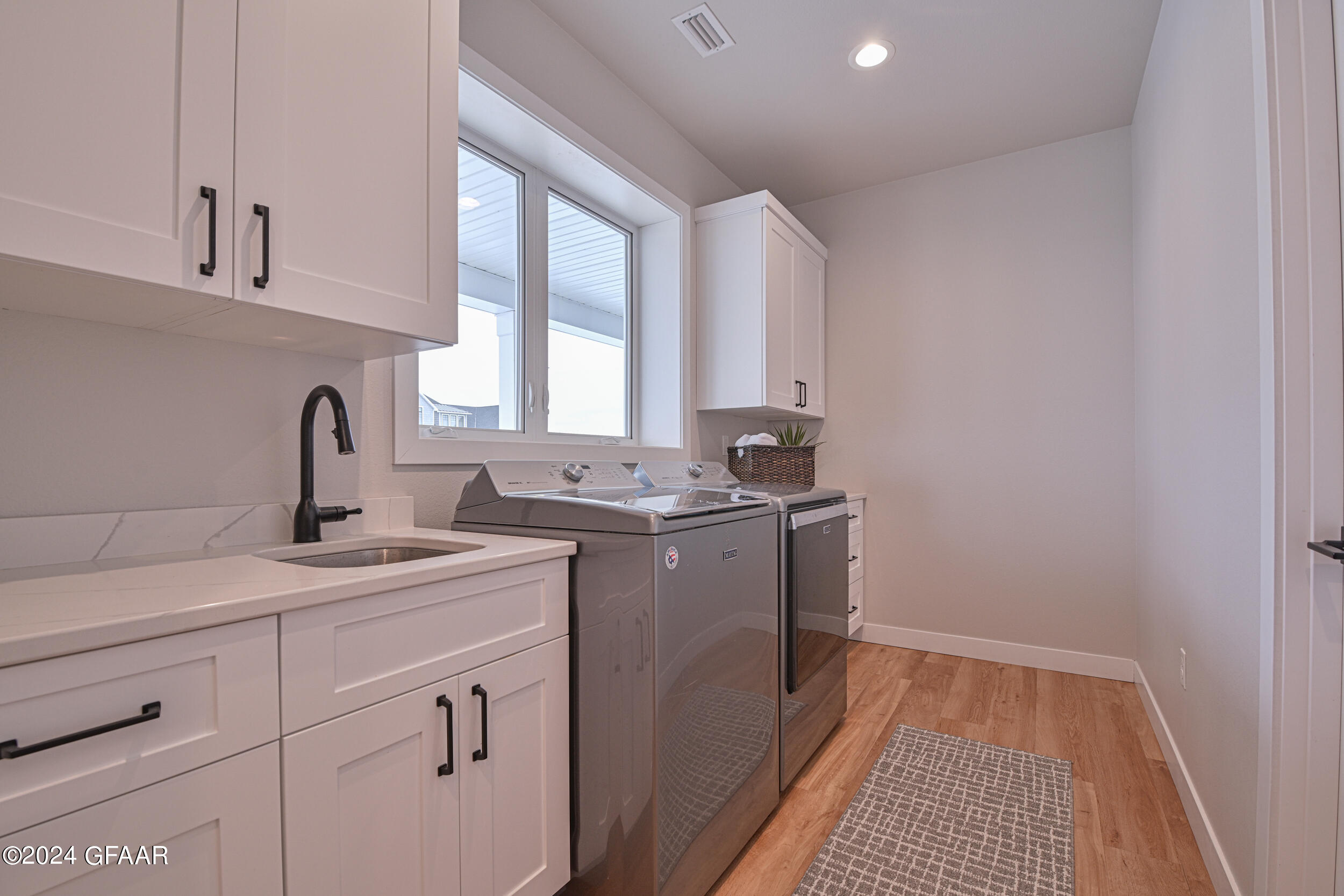 1800 KINGS VIEW Drive